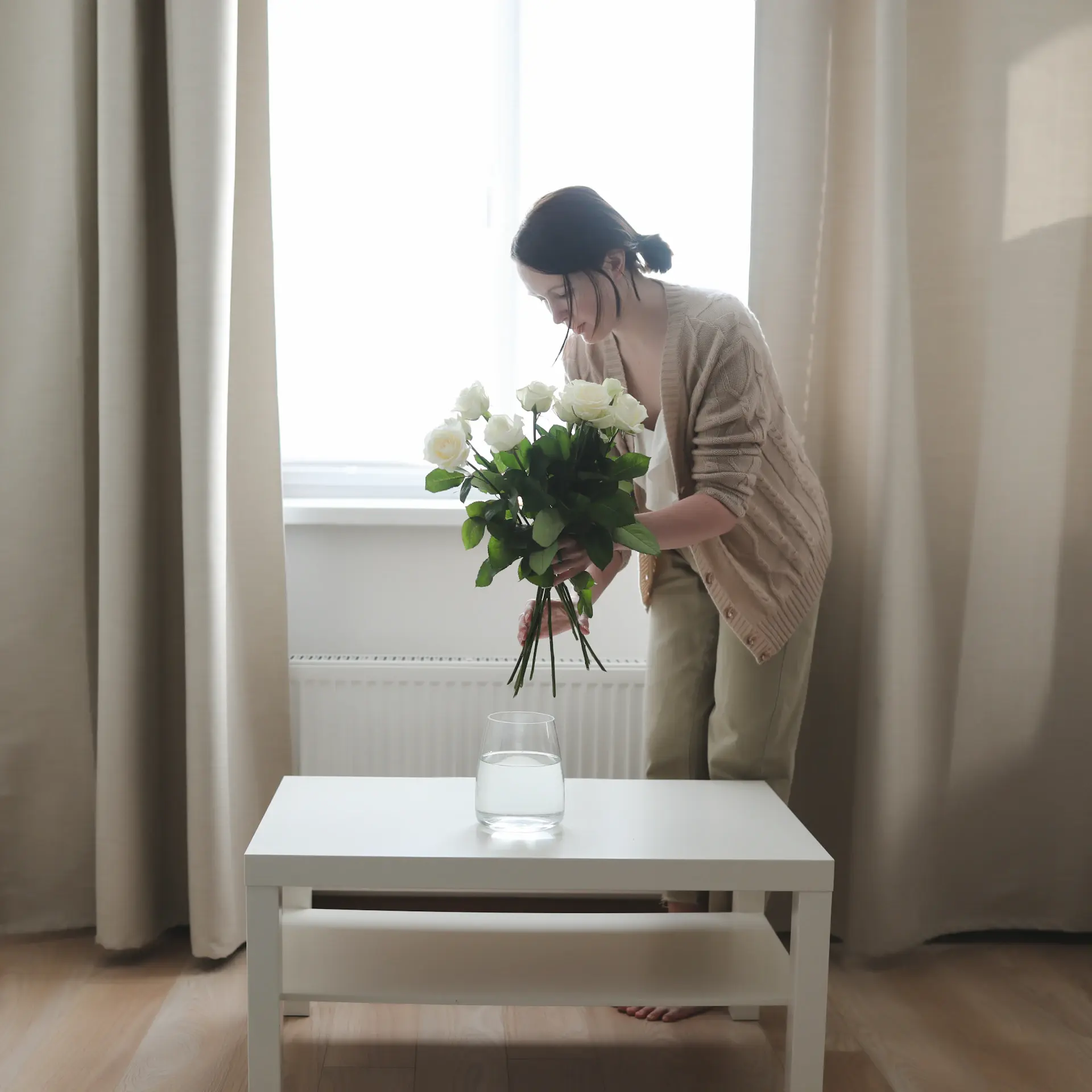 Cận cảnh nghệ nhân Rose Lumière tuyển chọn cánh hồng