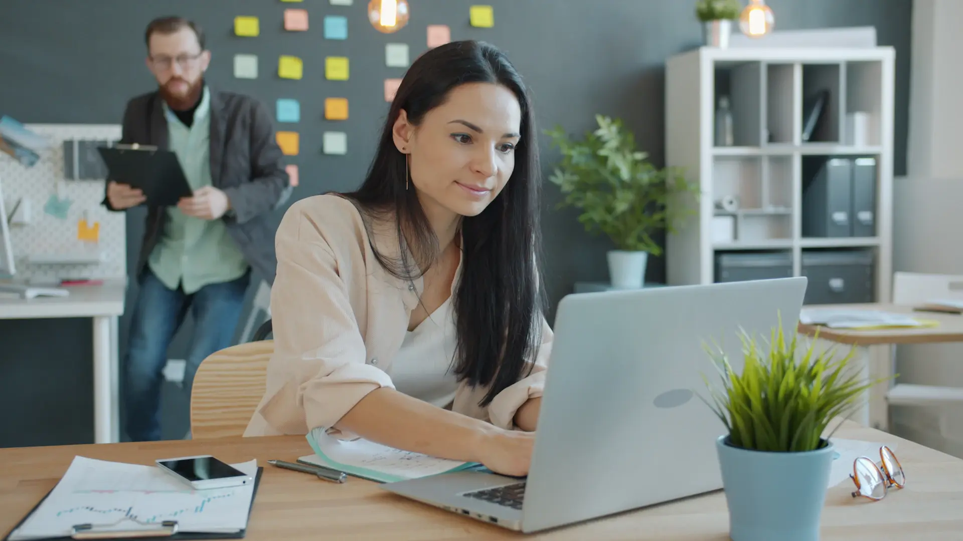 Diễn giả chia sẻ trước nhóm founder trong buổi masterclass