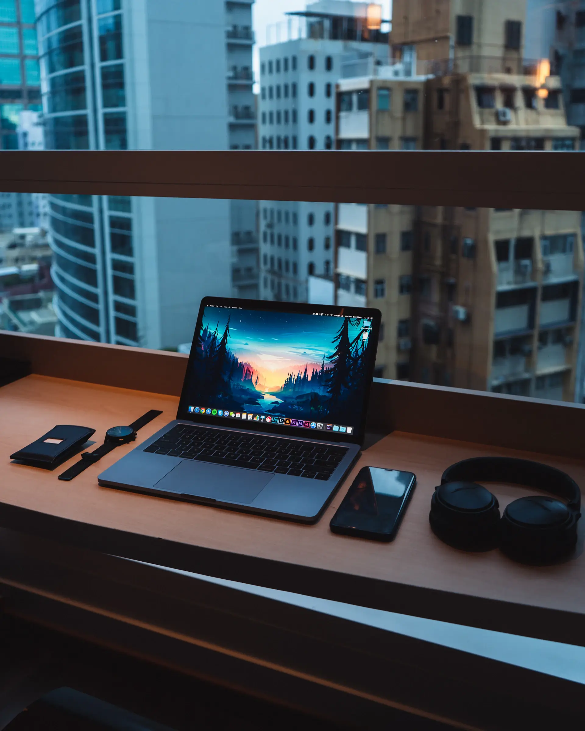 Nhóm founder deep-tech thảo luận bên bảng trắng chiến lược sản phẩm