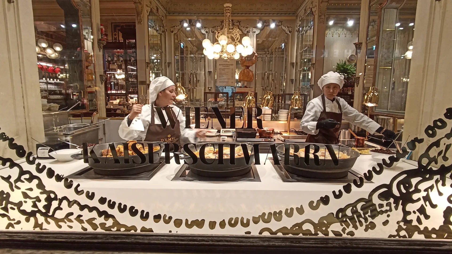 Chef-table omakase với 8 ghế trước bếp mở Imperial