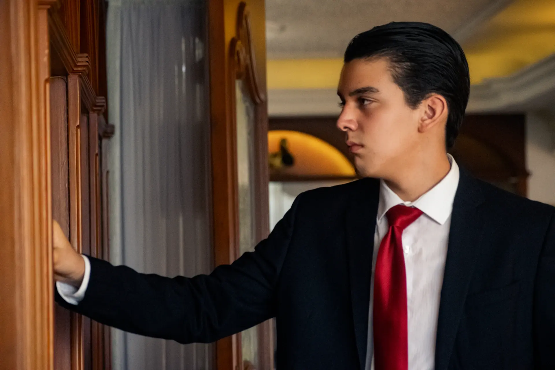 Concierge mặc suit đón khách
