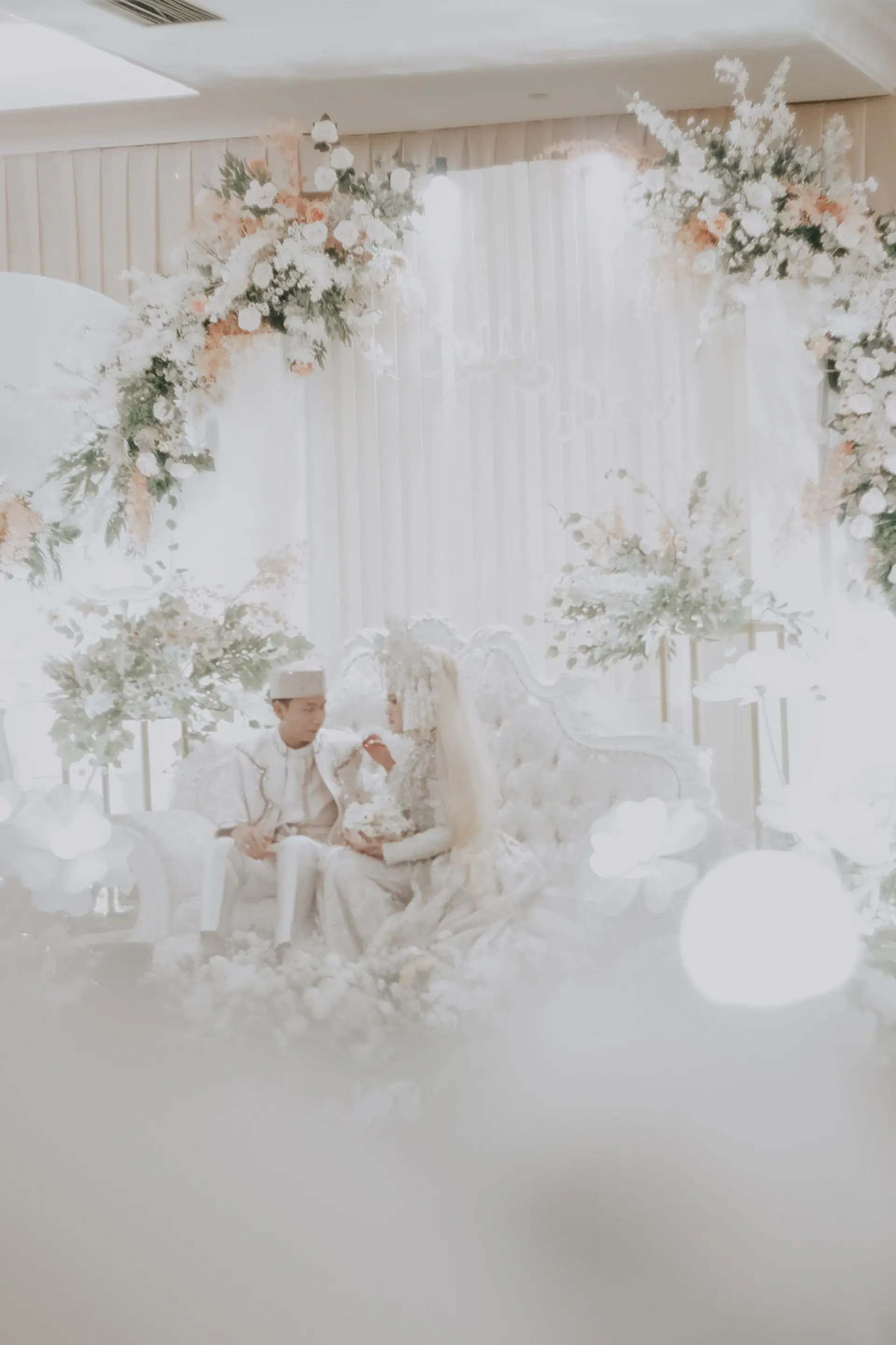 Lễ cưới An và Khoa tại Grand Ballroom với tông màu ngà và vàng kim