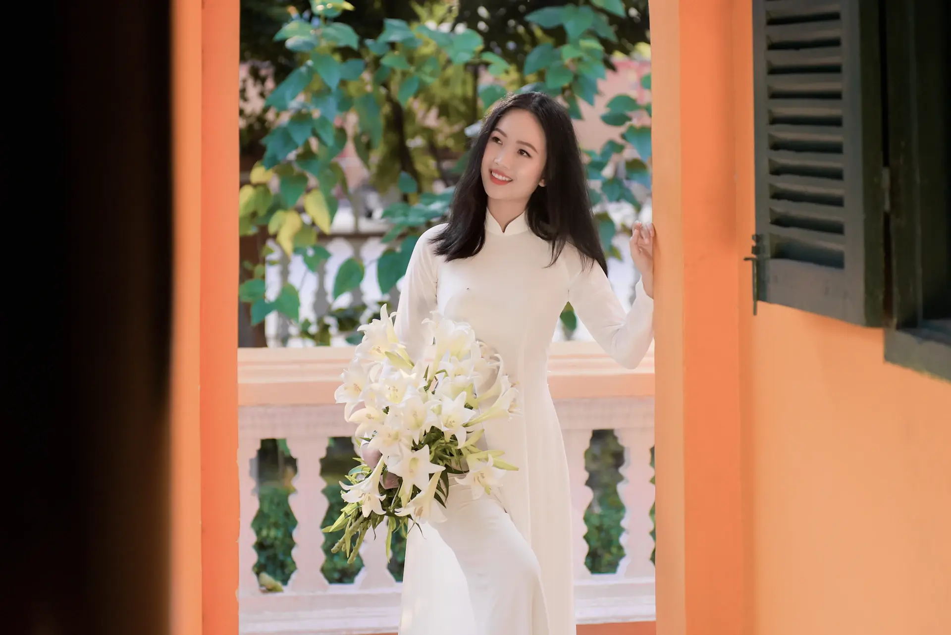 Hoa cưới sắc trắng tinh khôi trong lễ đường cung điện
