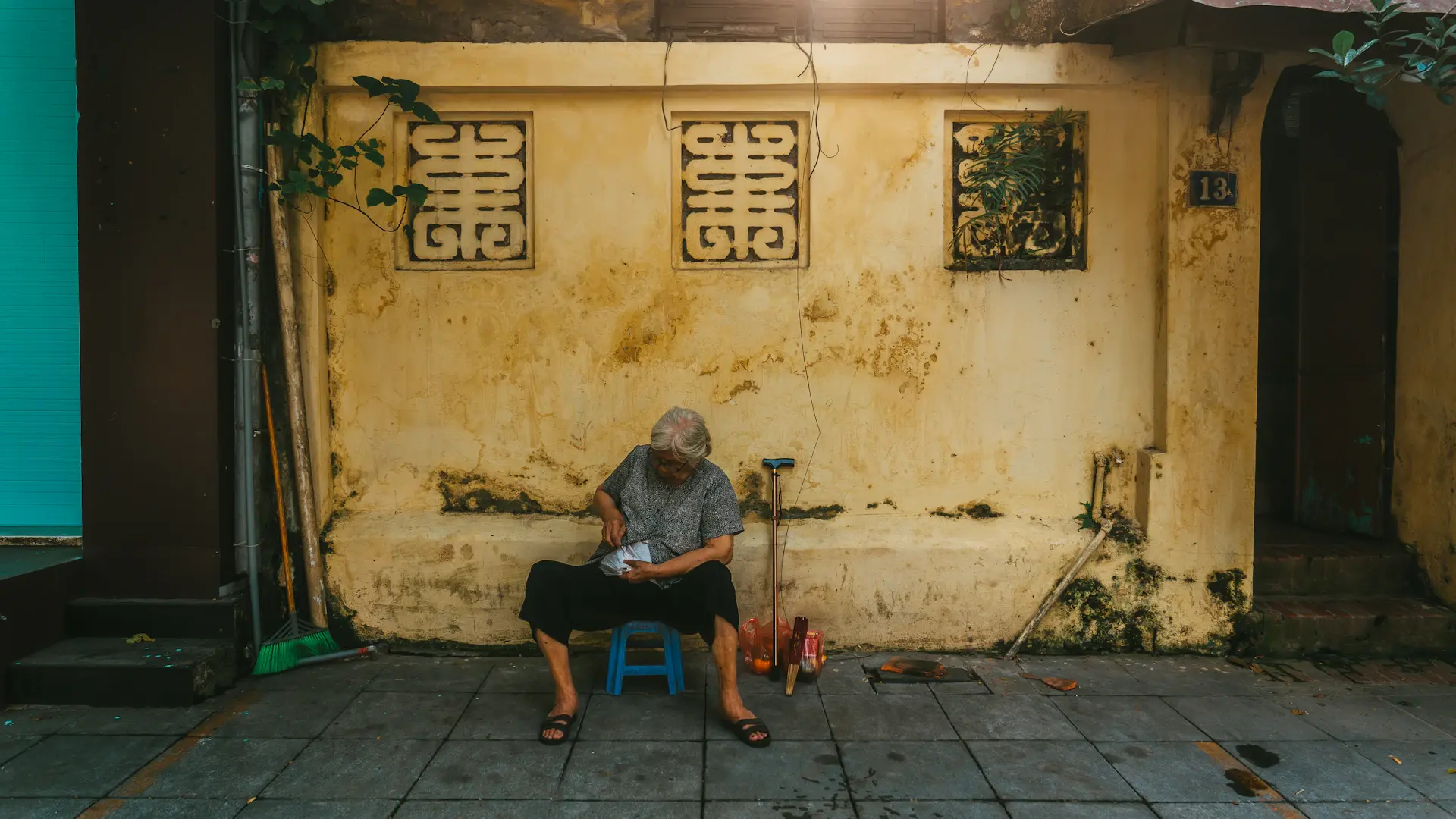 Tình nguyện viên Chữ thập đỏ thăm hỏi và trao hỗ trợ hằng tháng cho một hộ gia đình khó khăn