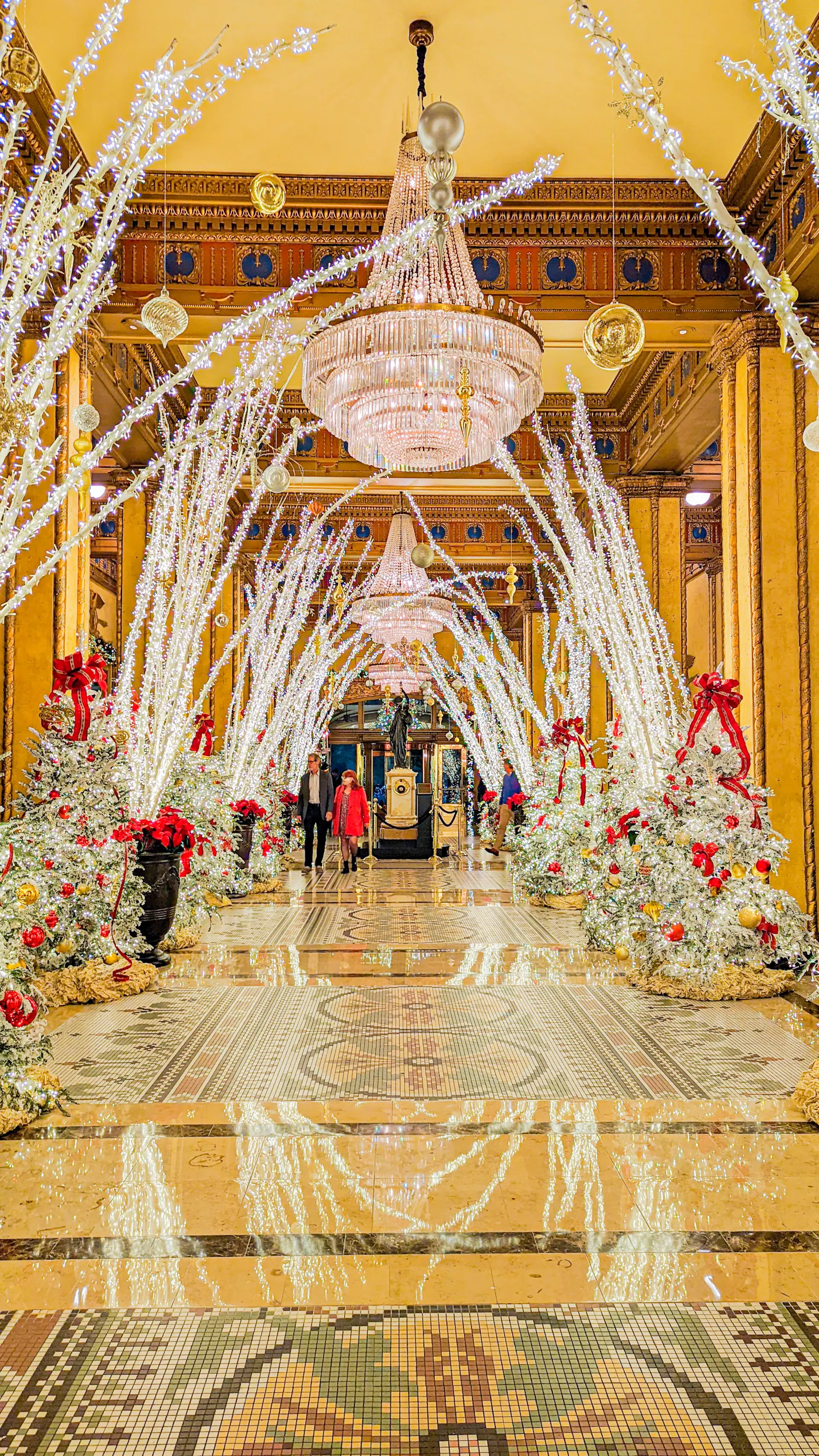 A grand ballroom set with ivory florals and gold accents
