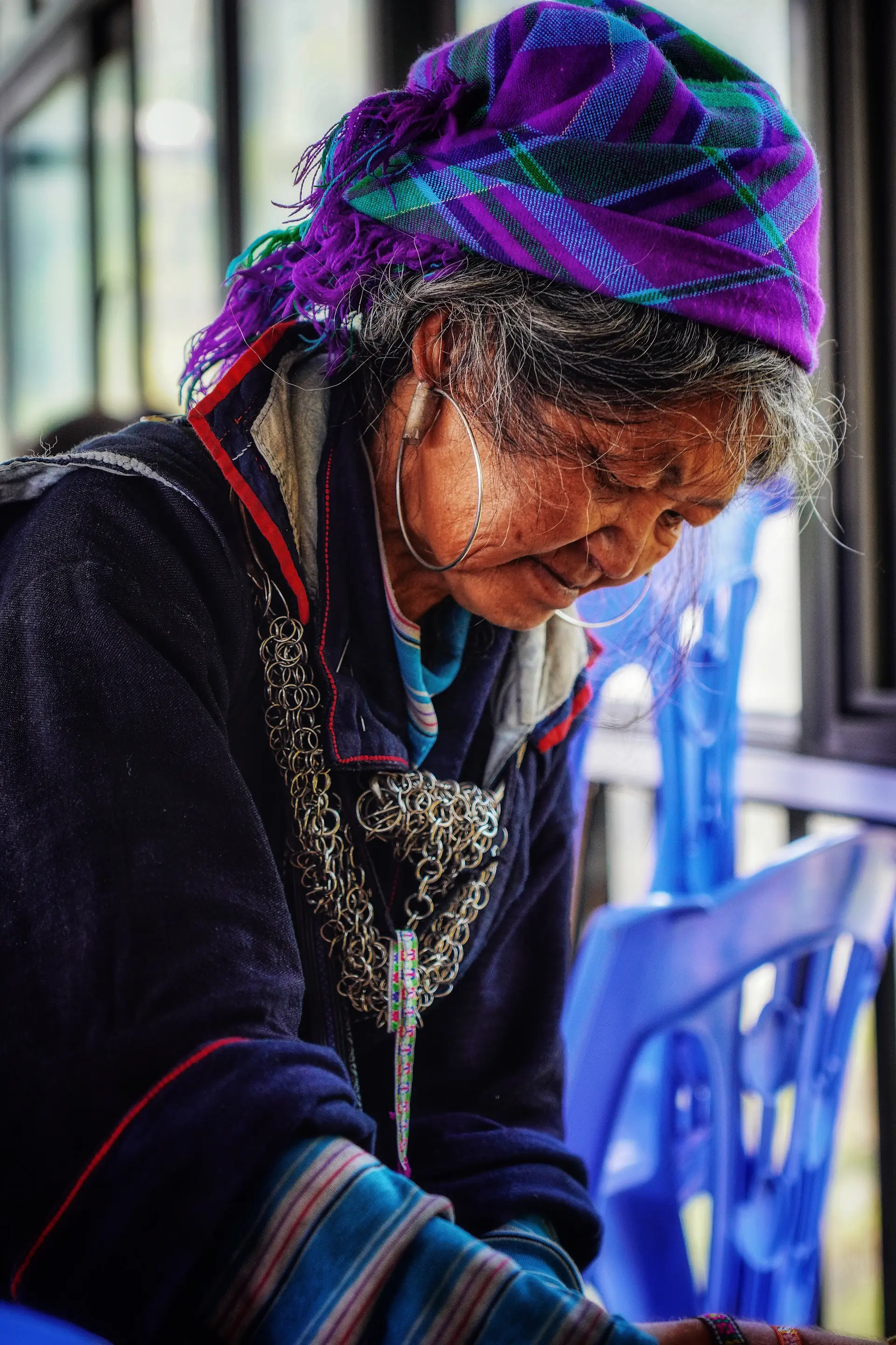 Tình nguyện viên Chữ thập đỏ ngồi trò chuyện và ghi nhận hoàn cảnh của một người dân lớn tuổi