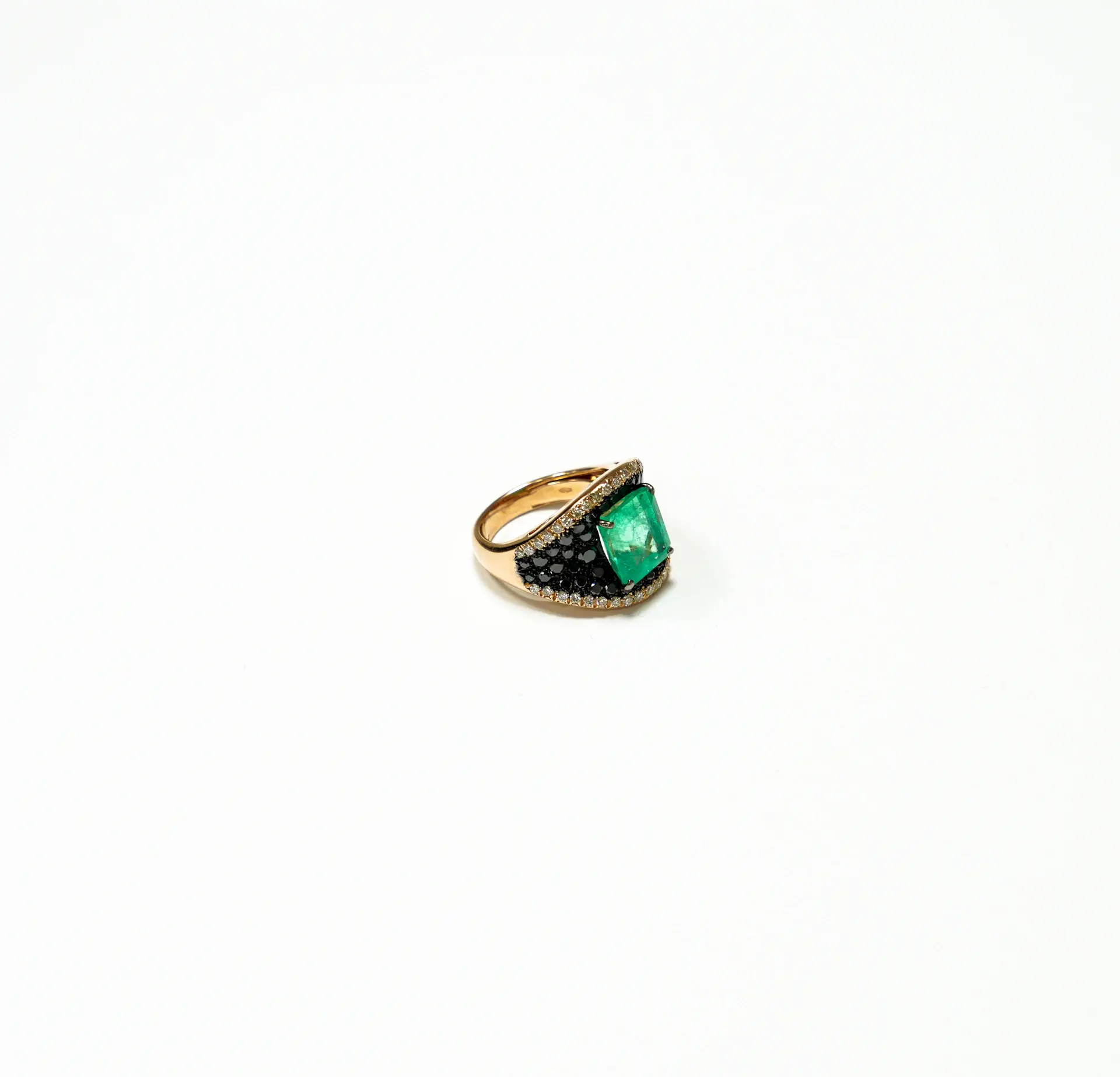 Tác phẩm Aurevia năm 1992 — nhẫn vàng vàng 18K