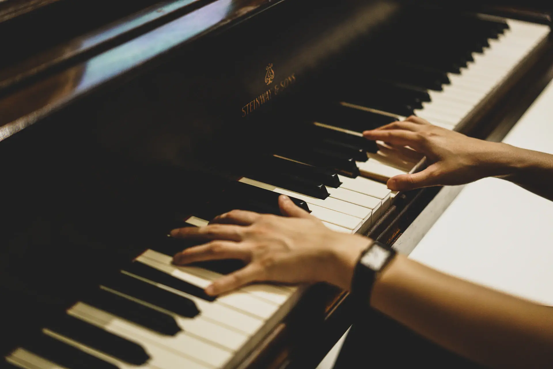 Kỹ thuật viên bảo dưỡng cơ phím piano