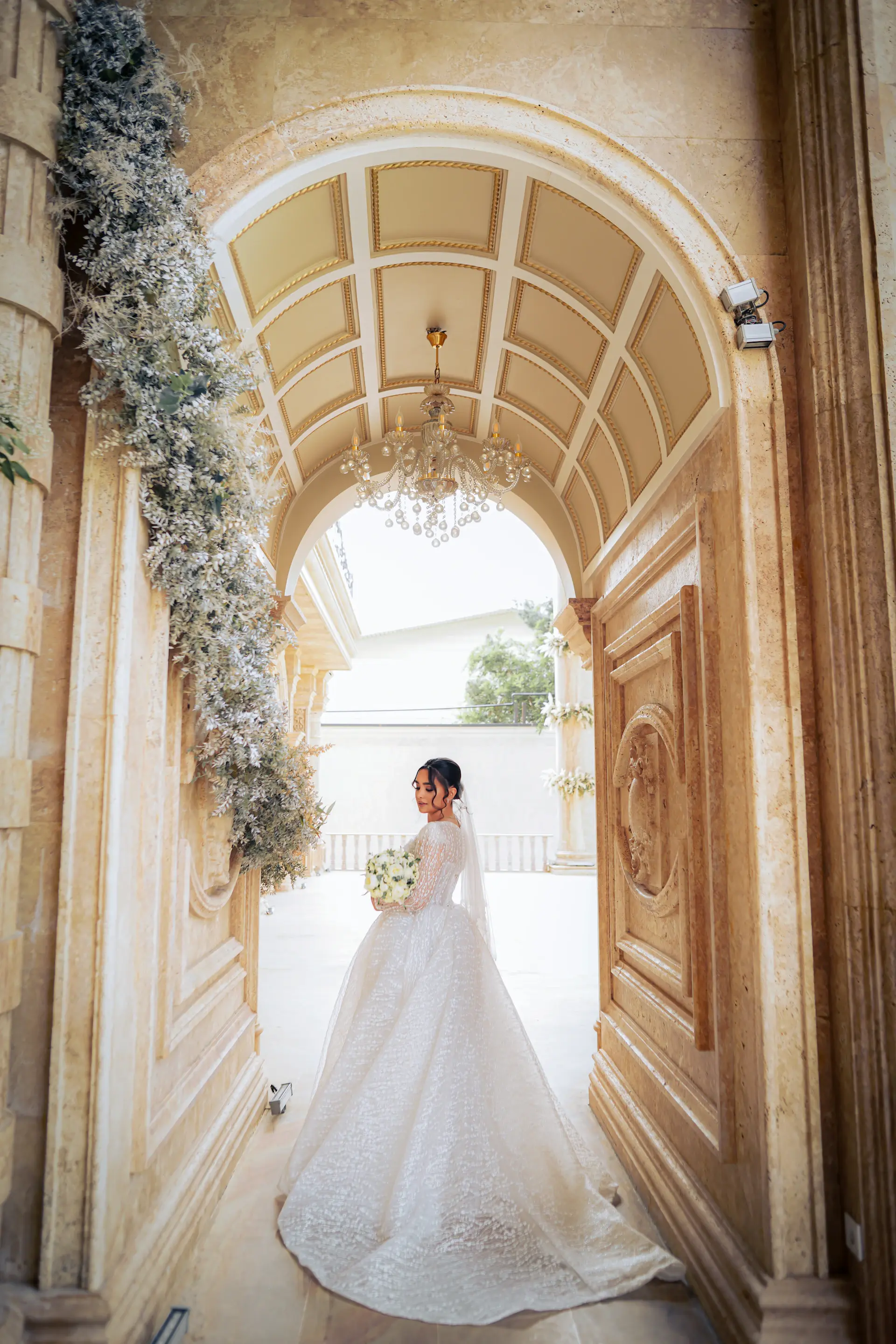 Cascading white and champagne florals