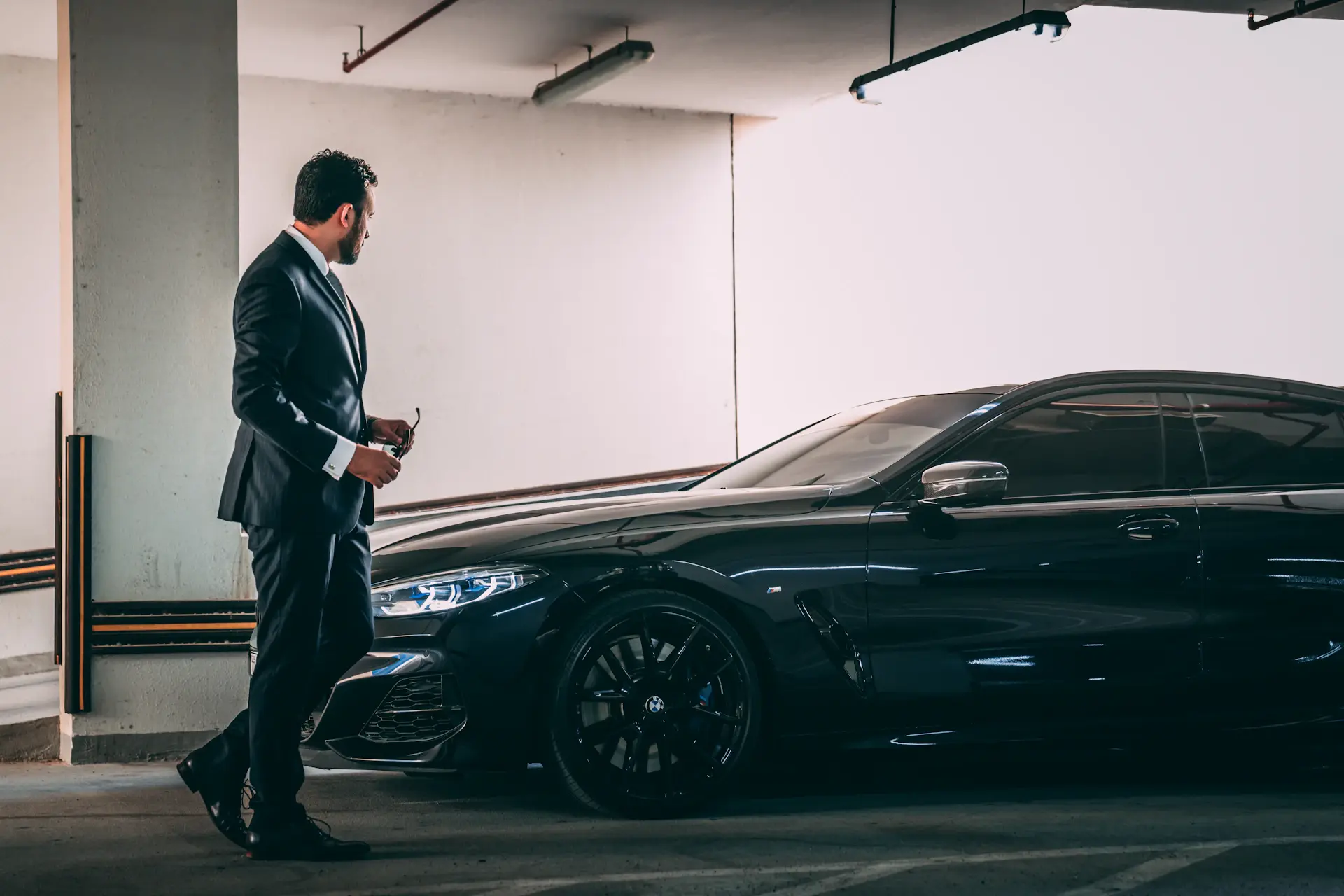 Kỹ thuật viên Mercedes bắt tay chủ xe — niềm tin và sự chuyên nghiệp