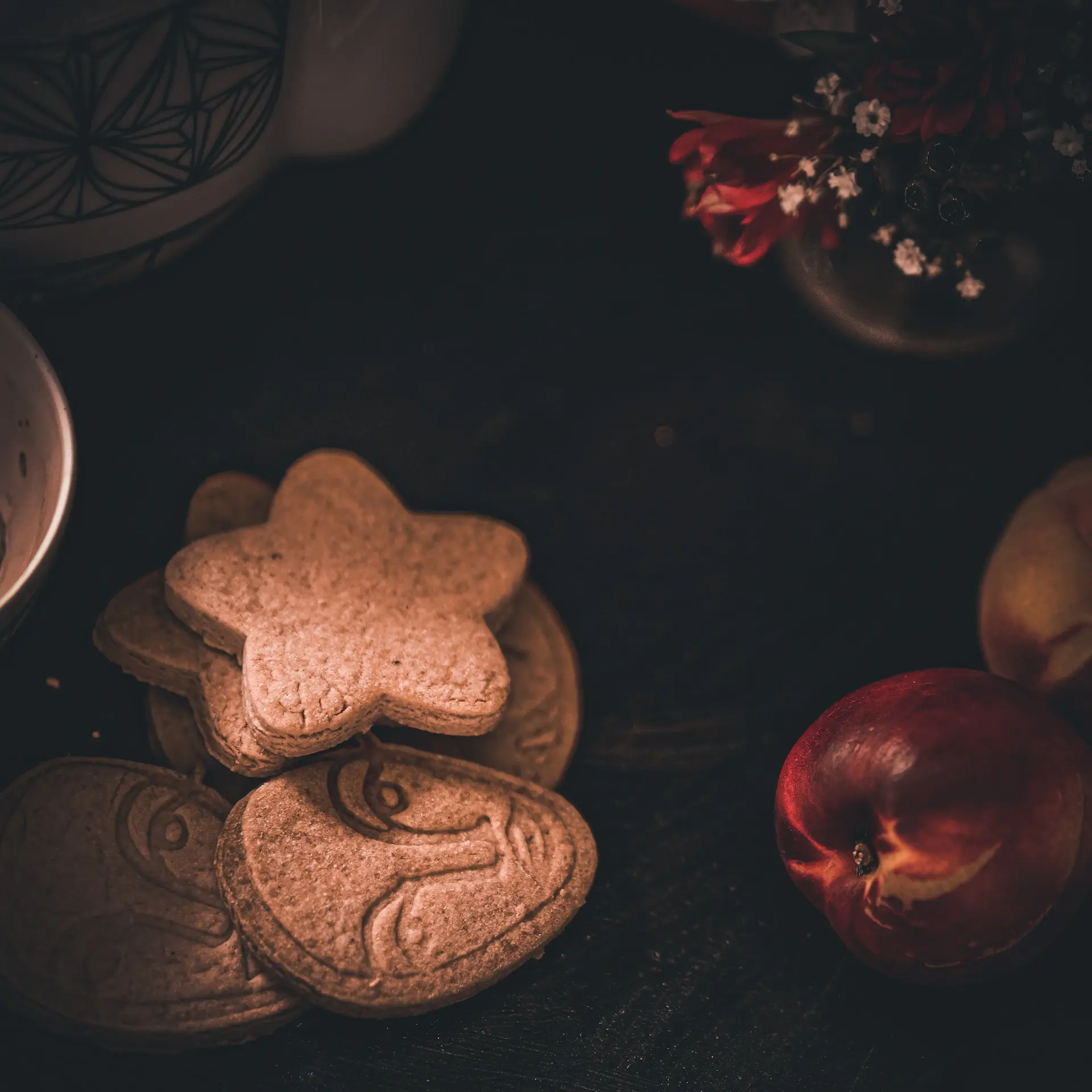 Bộ trà gốm thô và bánh ngọt