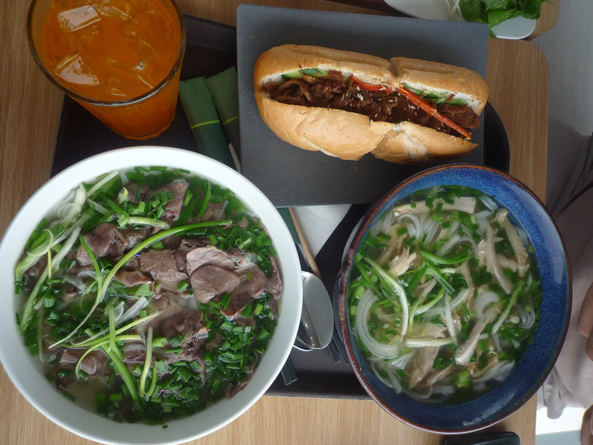 Khách Nhật ăn lẩu