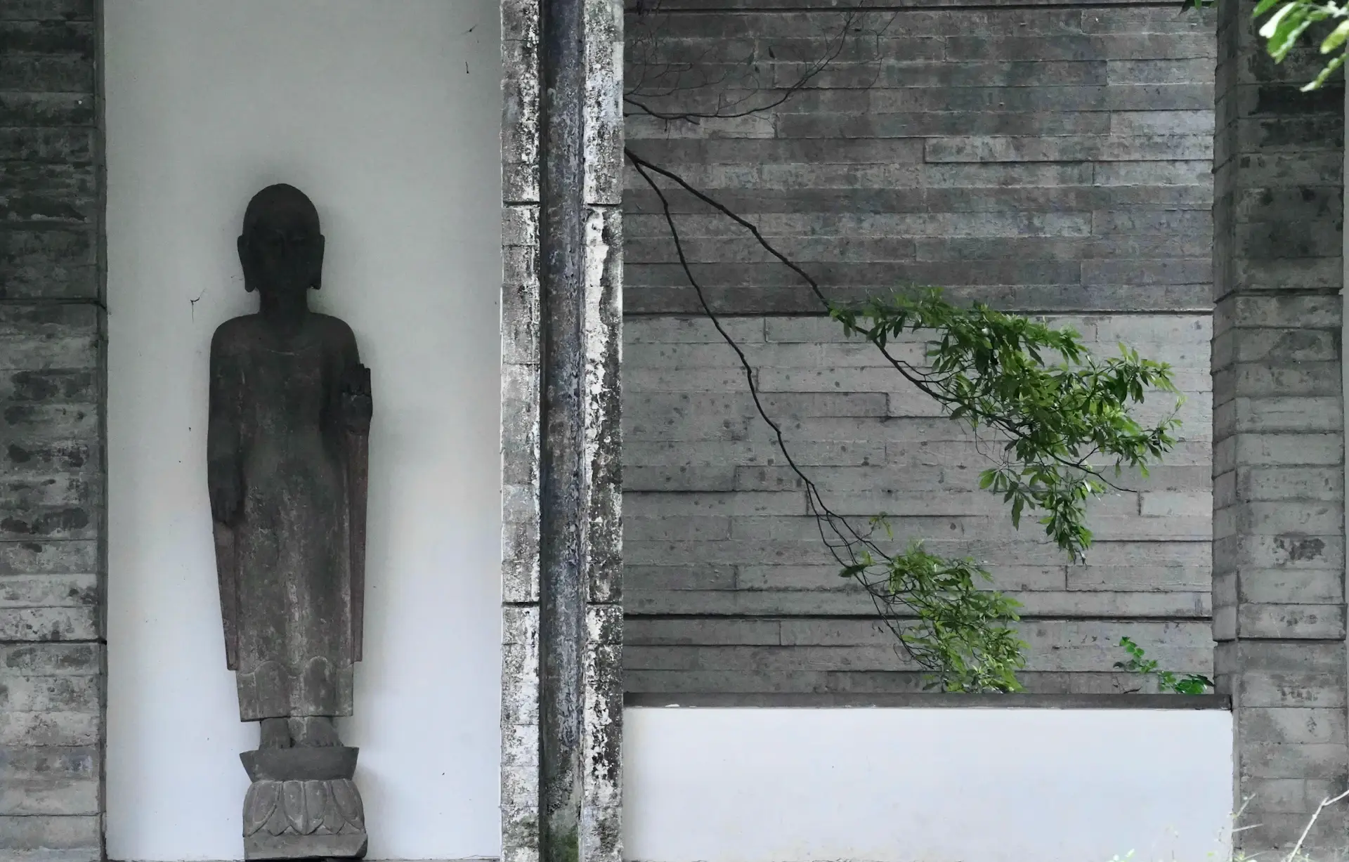 Không gian sống phong cách wabi-sabi với vật liệu mộc