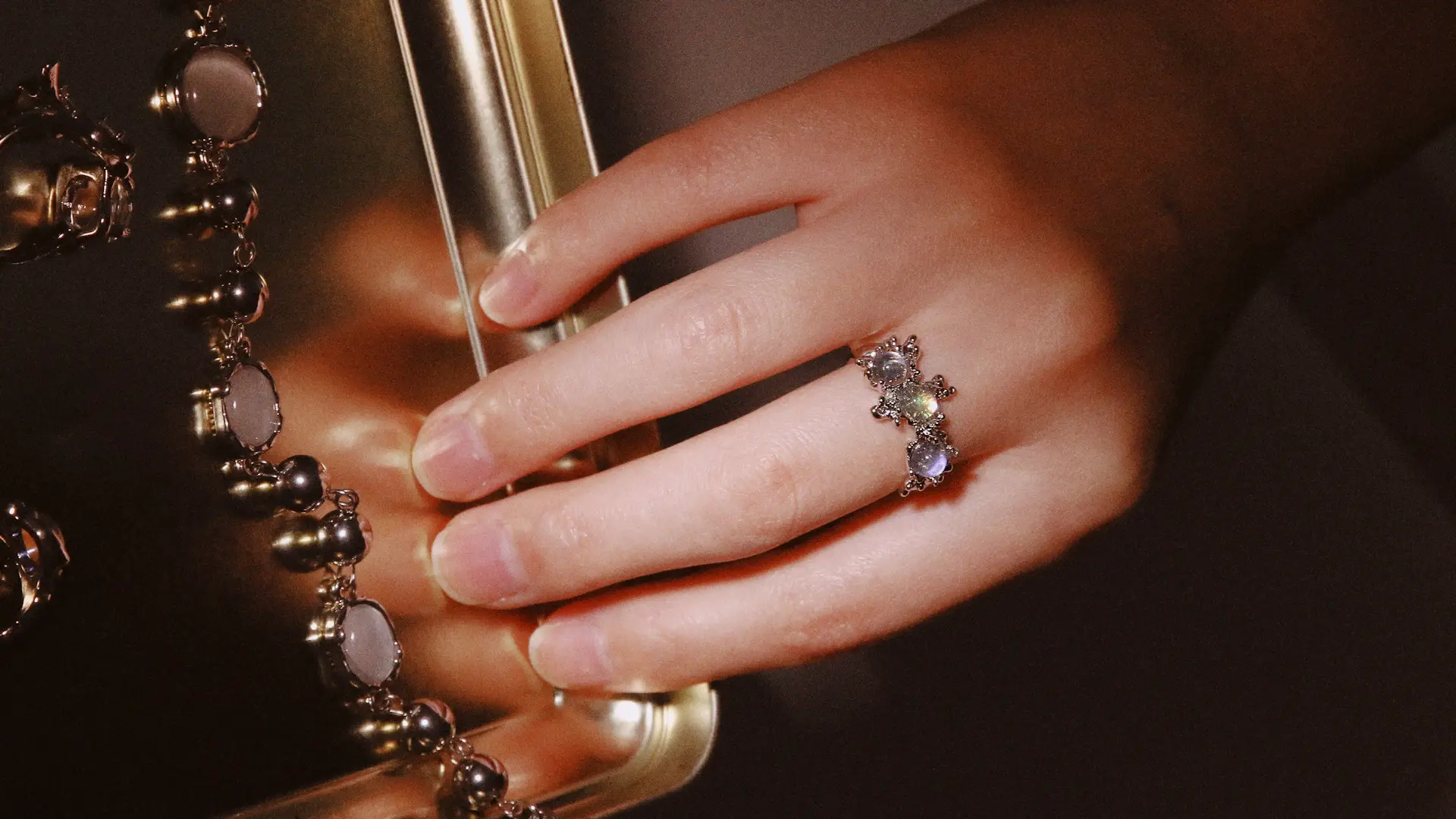 Bà Phạm Thanh Hà cùng chiếc nhẫn di sản gia đình tại boutique Aurevia Tràng Tiền