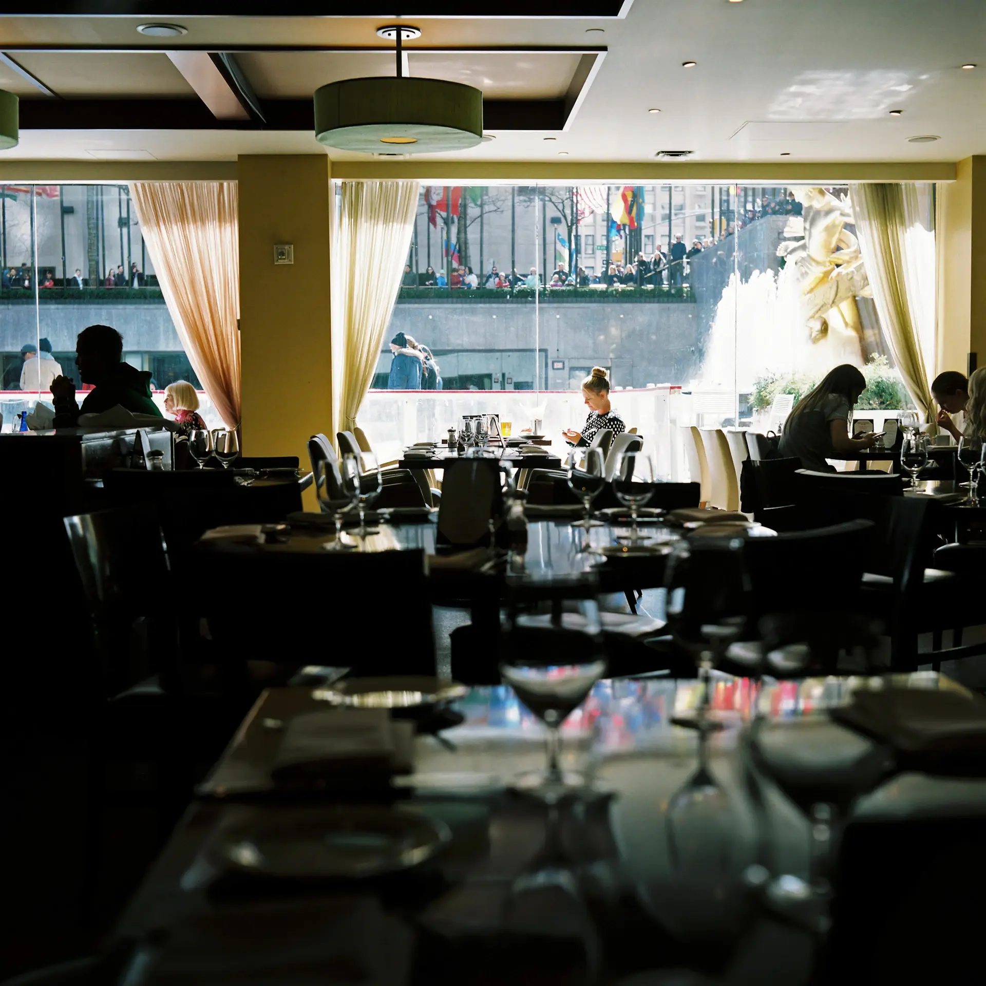 Bàn linen trắng được bày biện tinh tế