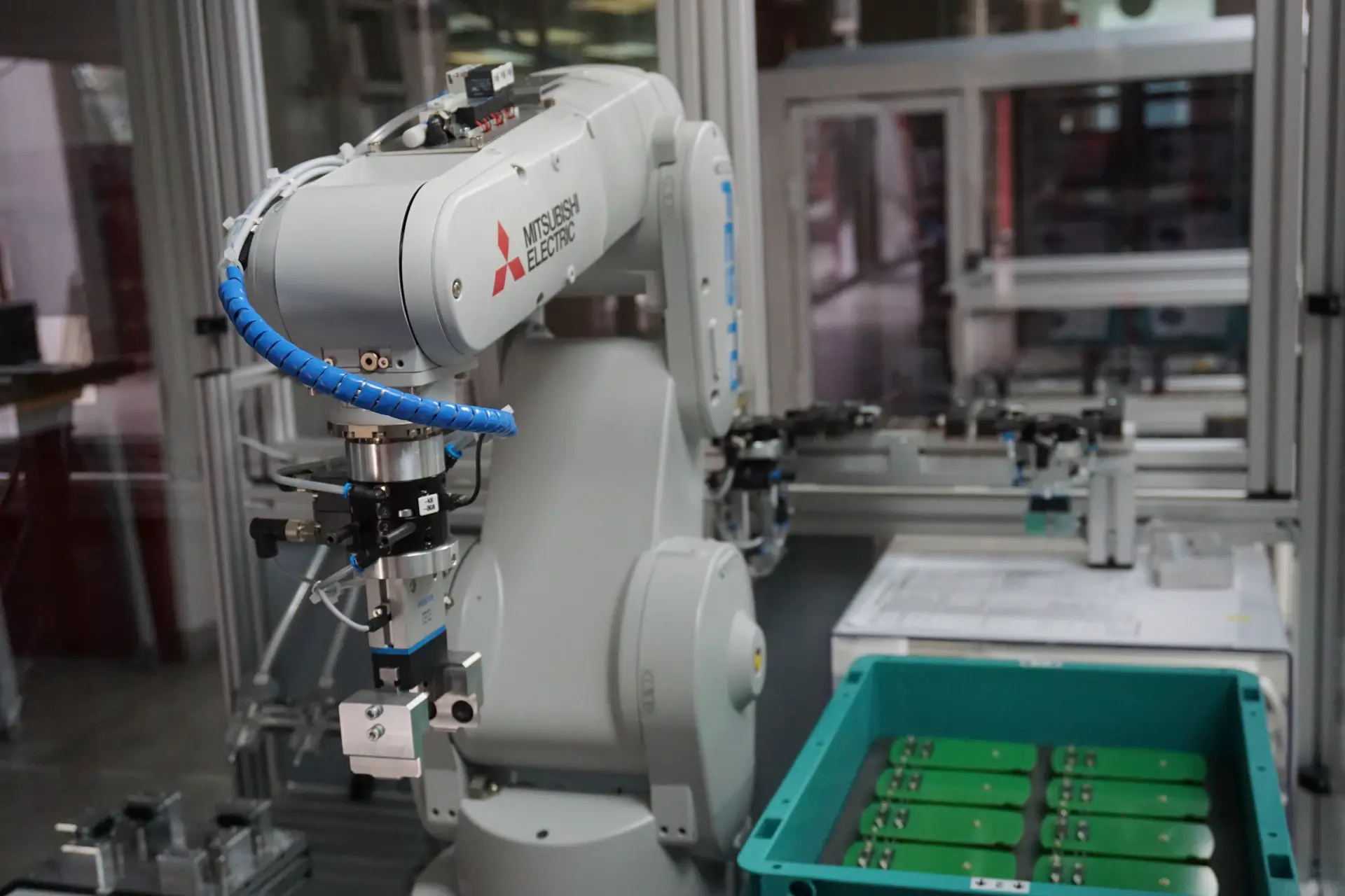 Cánh tay robot cộng tác đang thao tác lắp ráp linh kiện trong xưởng sản xuất