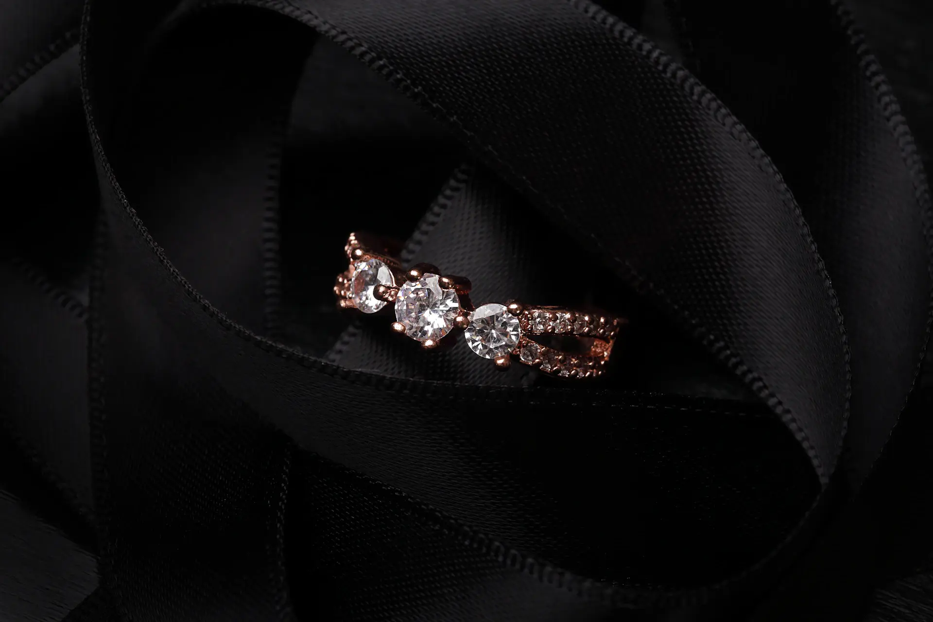 Bộ sưu tập Auréole của Aurevia trên nền lụa champagne dưới ánh đèn studio