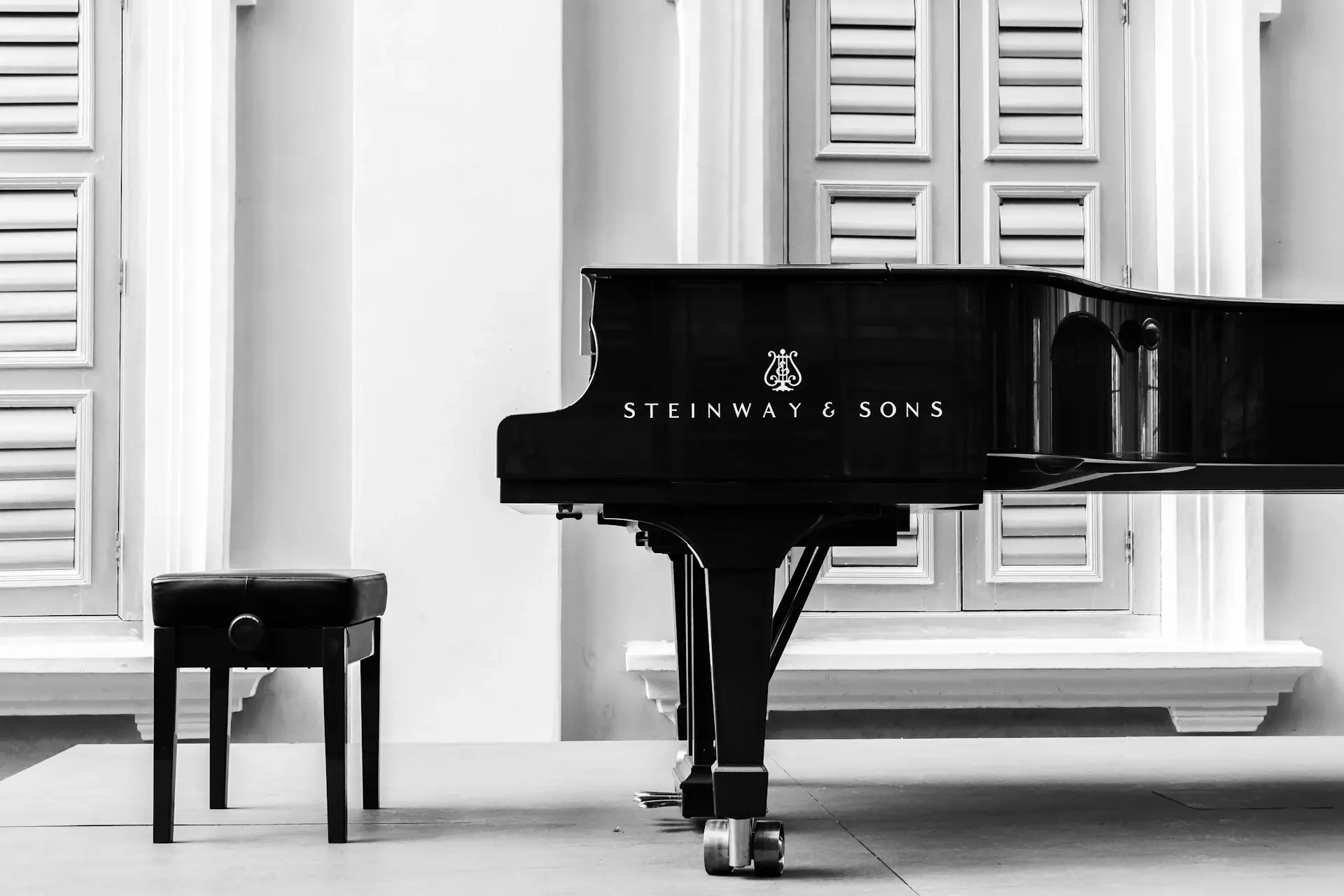 Steinway & Sons logo