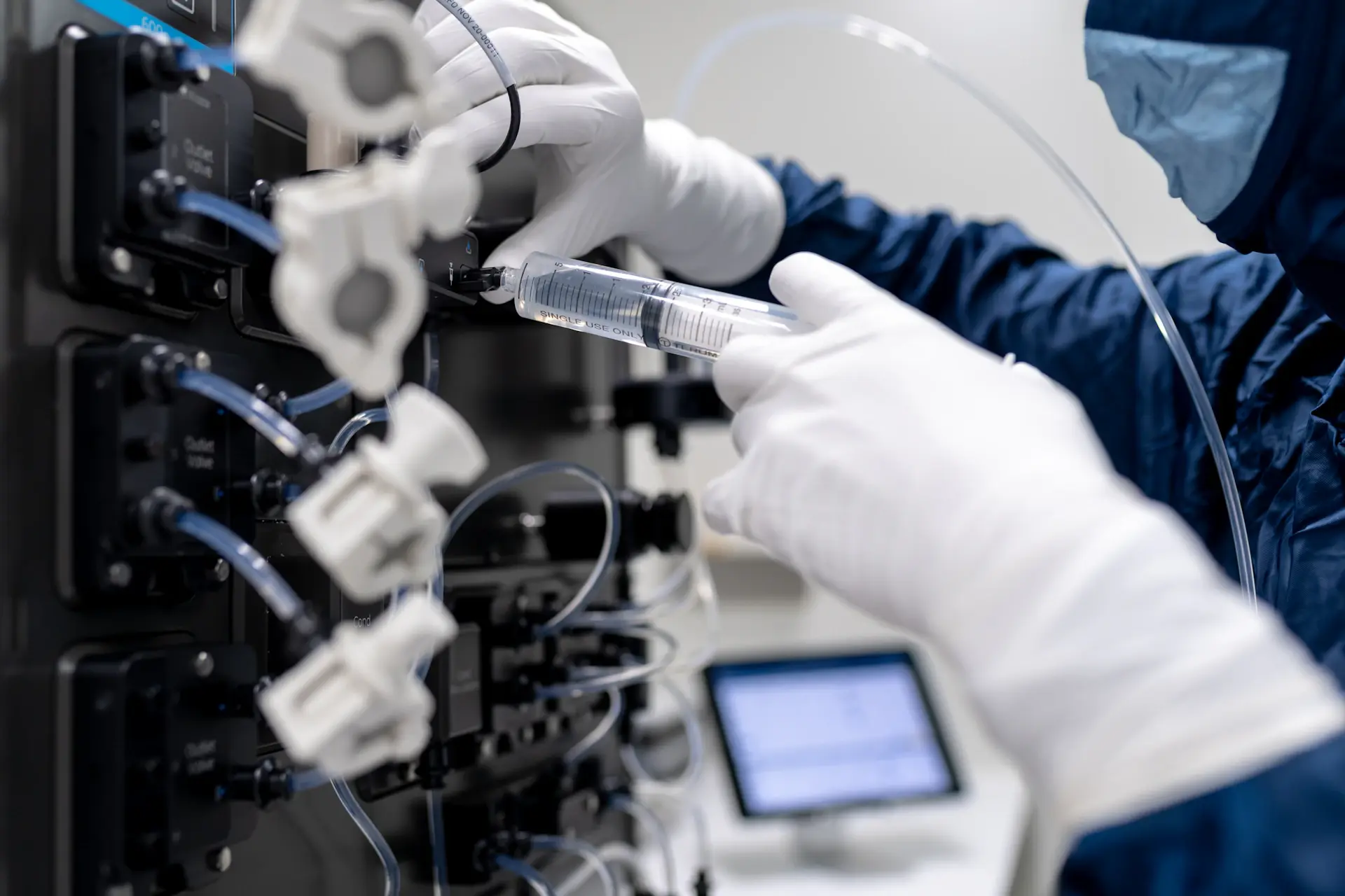 Kỹ sư và nhà khoa học làm việc với thiết bị công nghệ cao trong phòng lab deep tech tại TP.HCM
