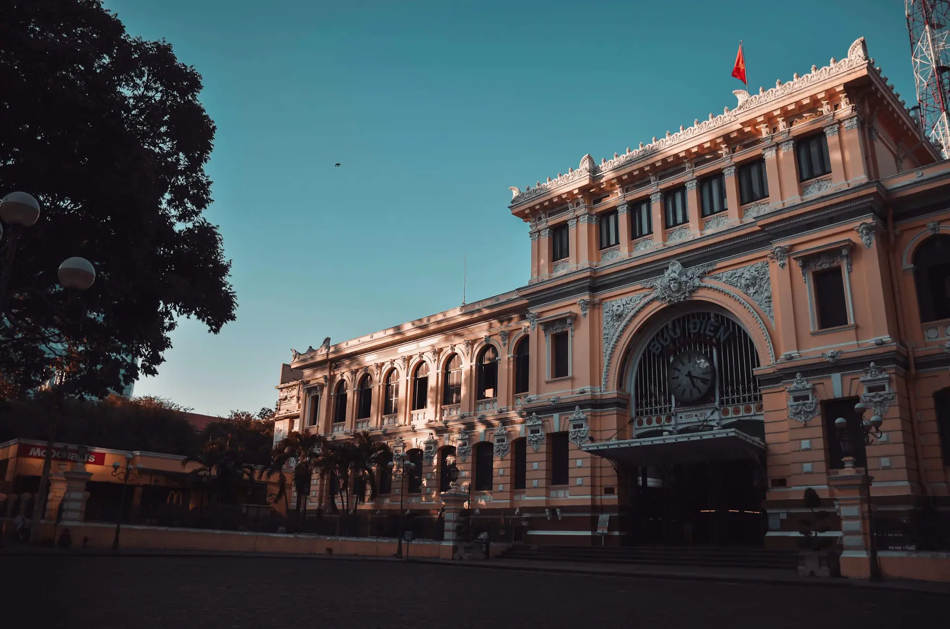 Du khách lần đầu tham quan Bưu điện Trung tâm Sài Gòn