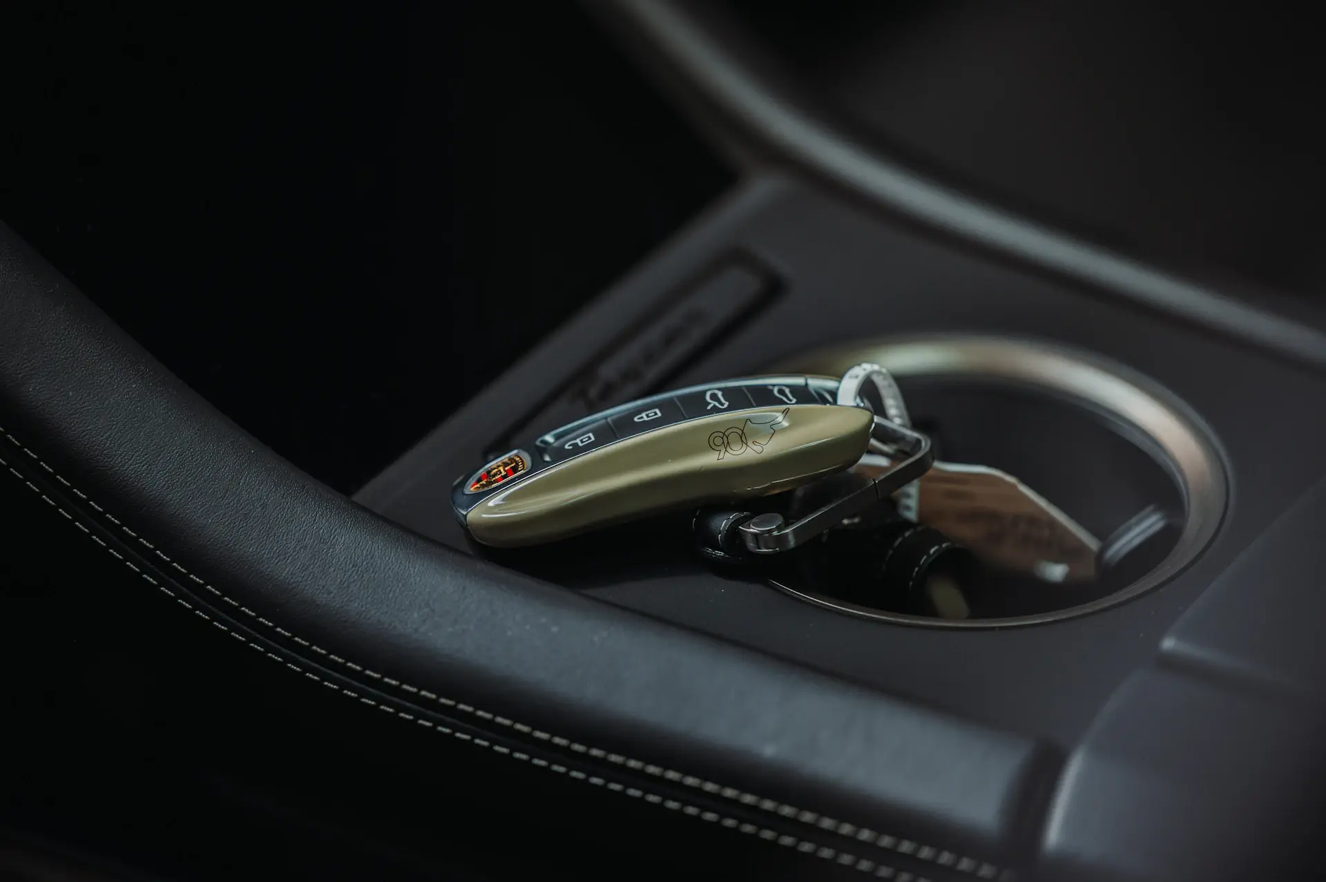 Mercedes-Benz S-Class trước showroom hoàng hôn