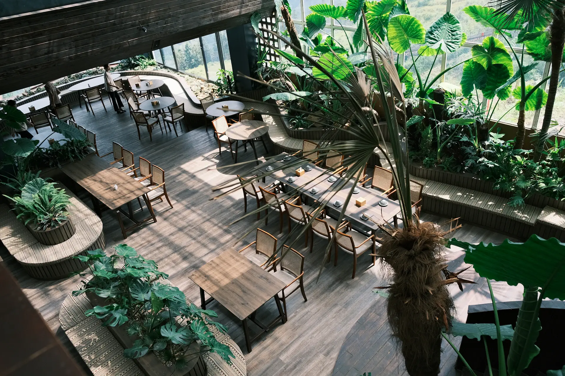 Không gian nhà hàng fine dining Lá Vàng bên khu vườn nhiệt đới
