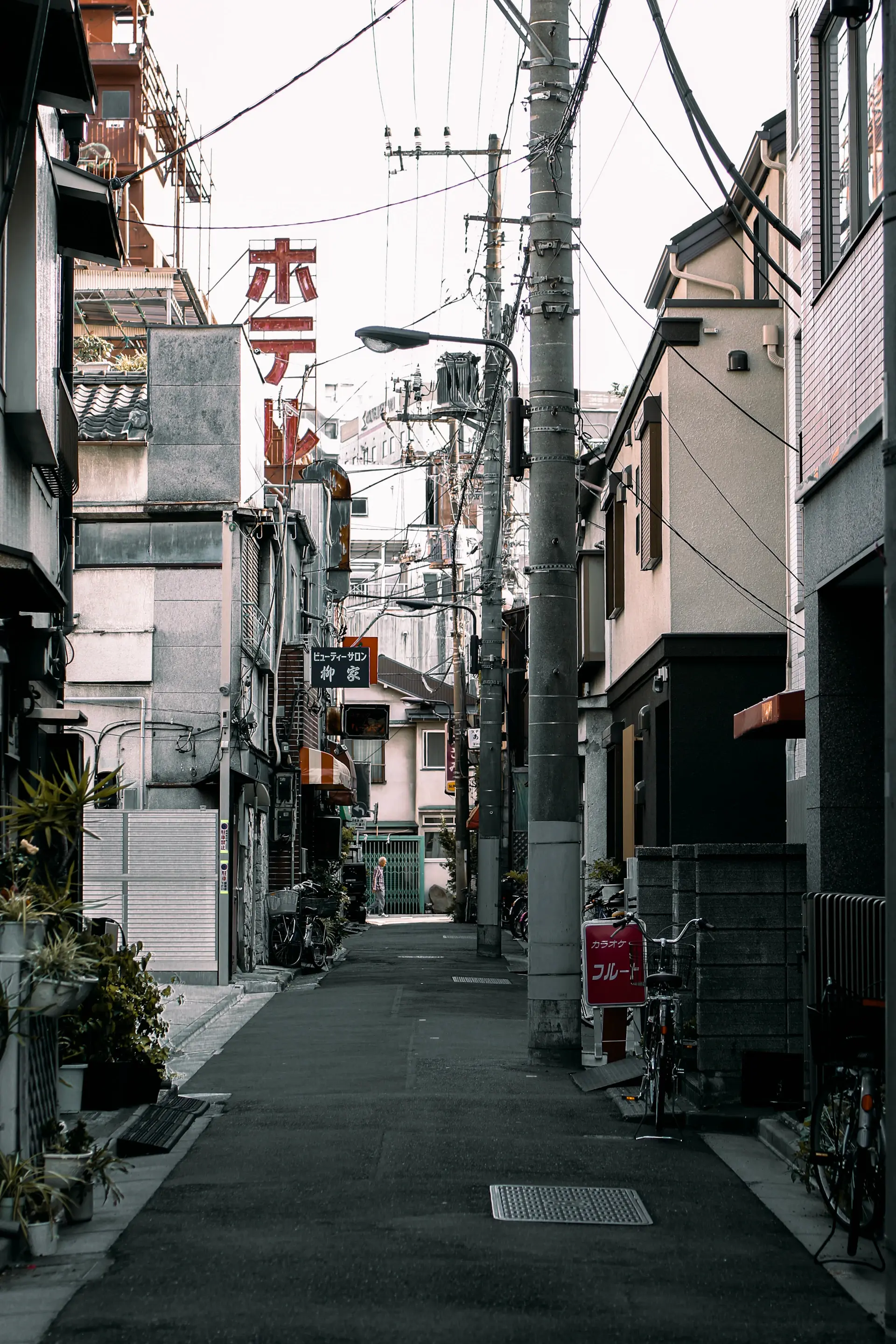 Du học sinh trên đường phố Tokyo
