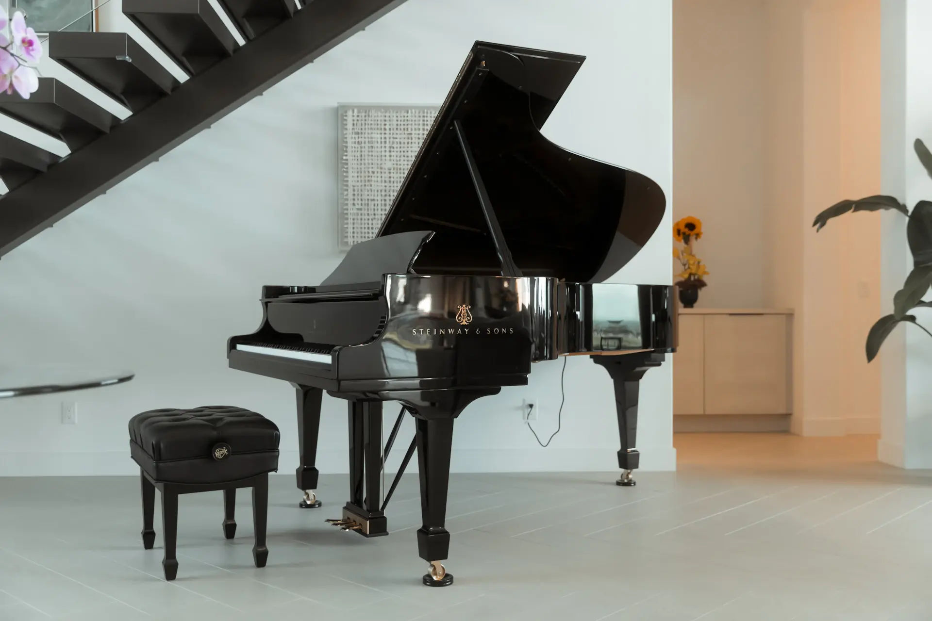 Grand piano góc nghiêng 45 độ trong showroom Nhất Tâm