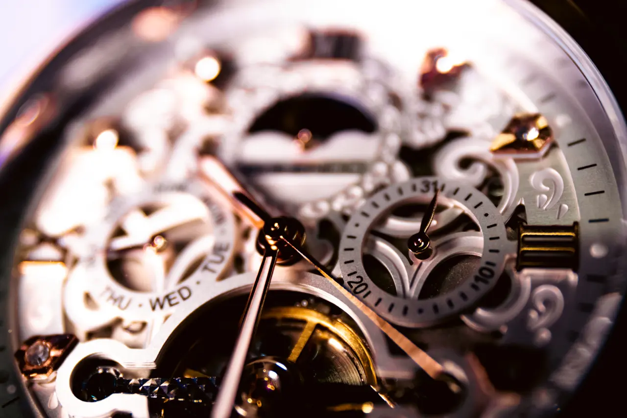 Tourbillon volant close-up macro