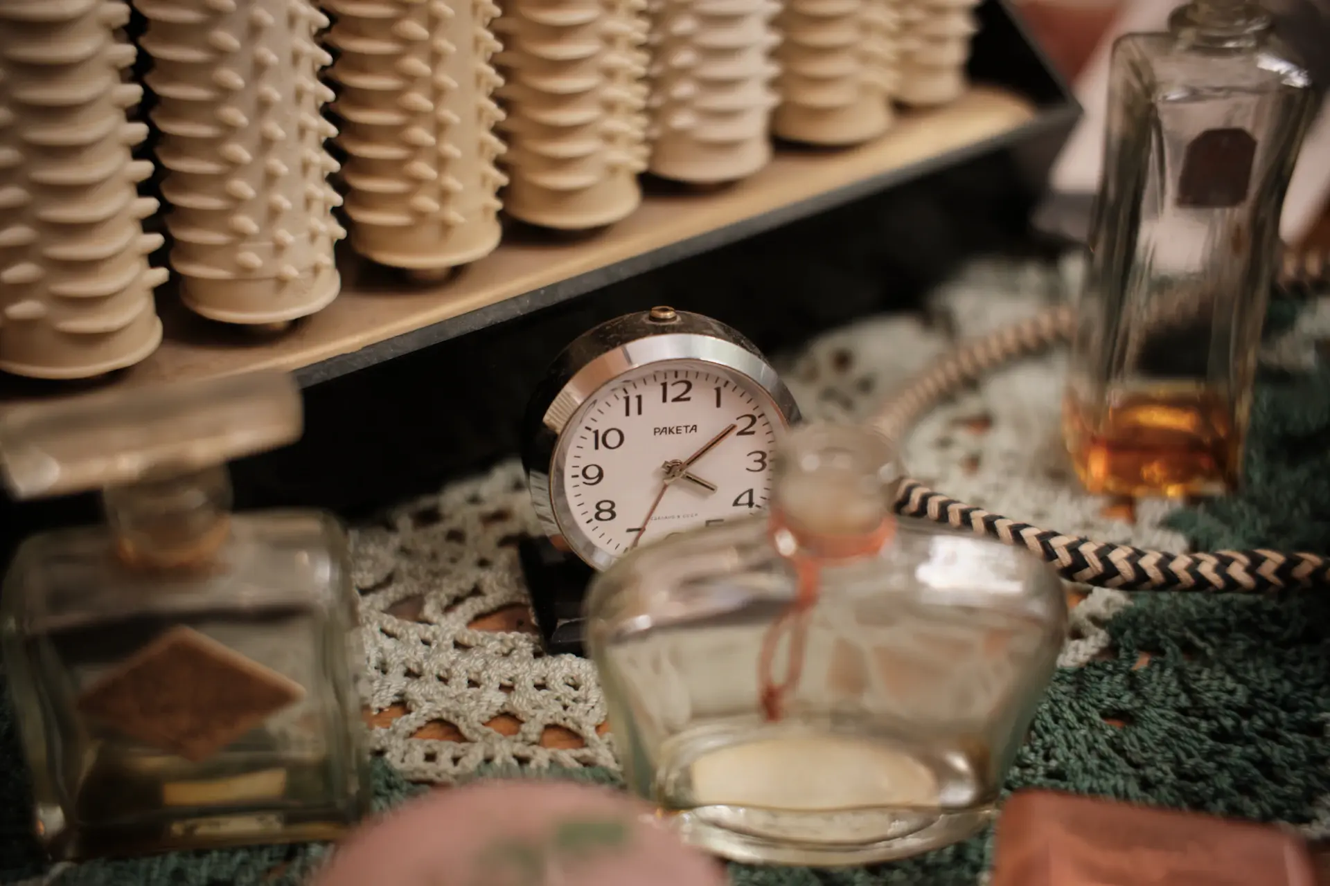 Tủ trang điểm vintage với bộ son nhập khẩu trên bàn