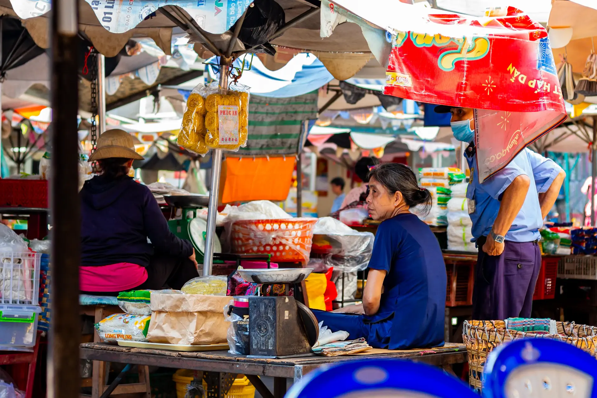 Phiên chợ Tết Nhân ái phục vụ hộ gia đình khó khăn