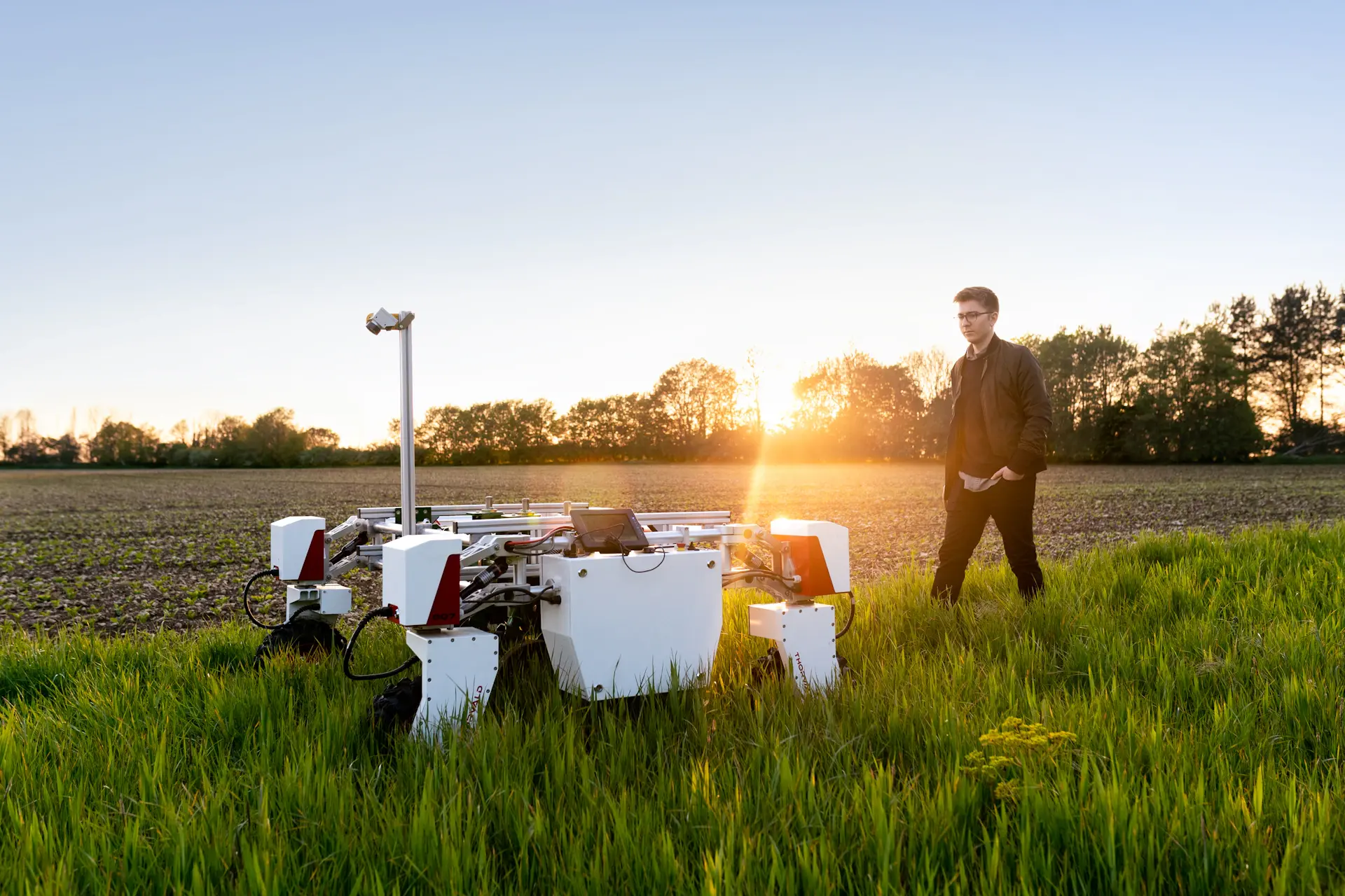 Nông dân sử dụng ứng dụng FarmConnect trên đồng ruộng