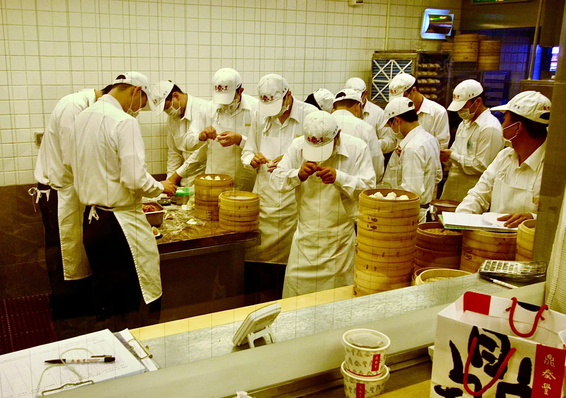 Tình nguyện viên chia suất ăn tại bếp ăn nhân đạo