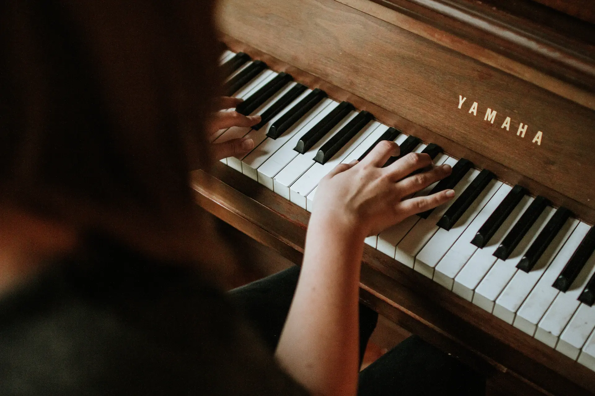 Học viên đang học piano cùng giáo viên Nhất Tâm