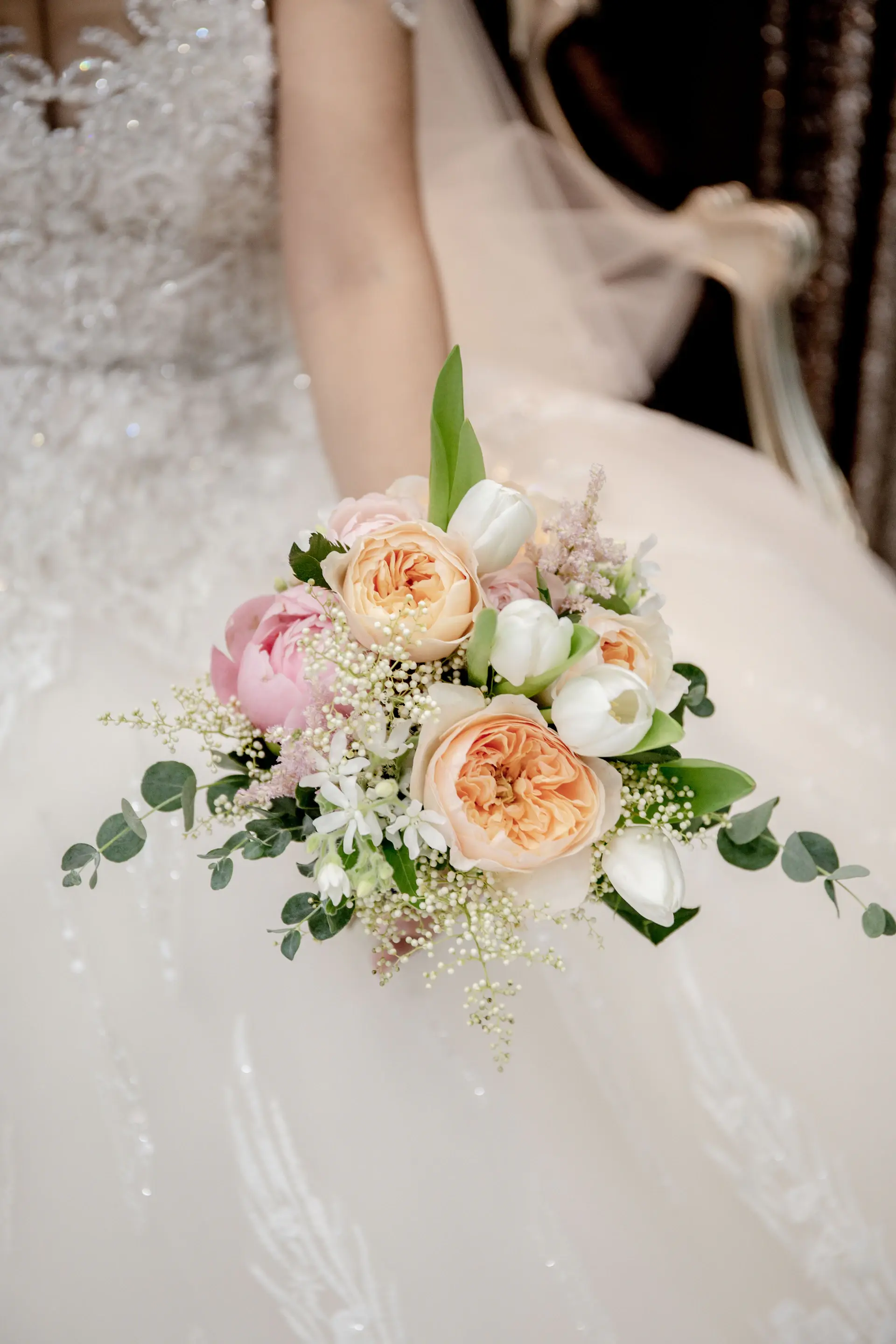Cô dâu cầm bó hoa hồng cao cấp của Rose Lumière
