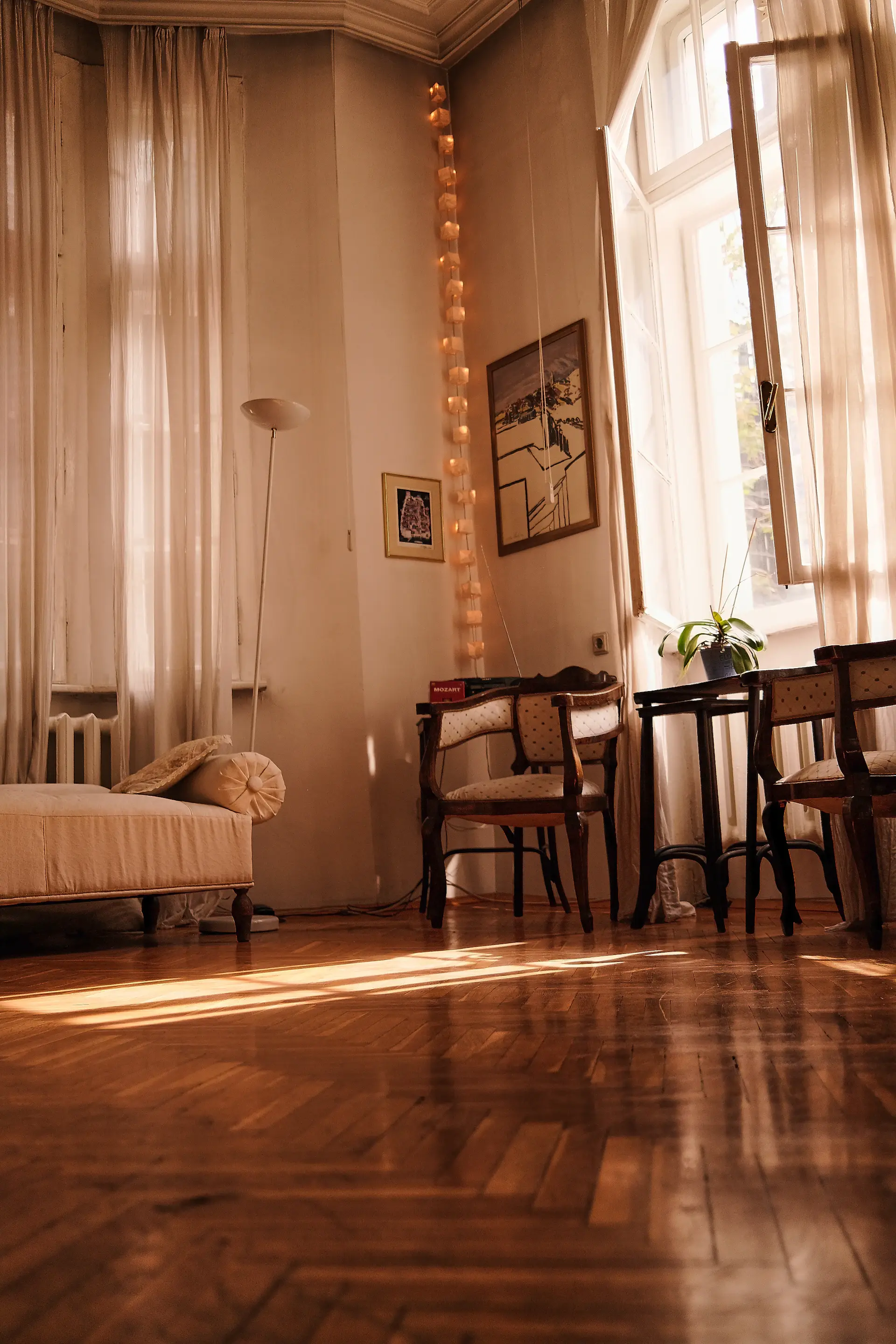 Light-filled lateral apartment with high ceilings and parquet floors