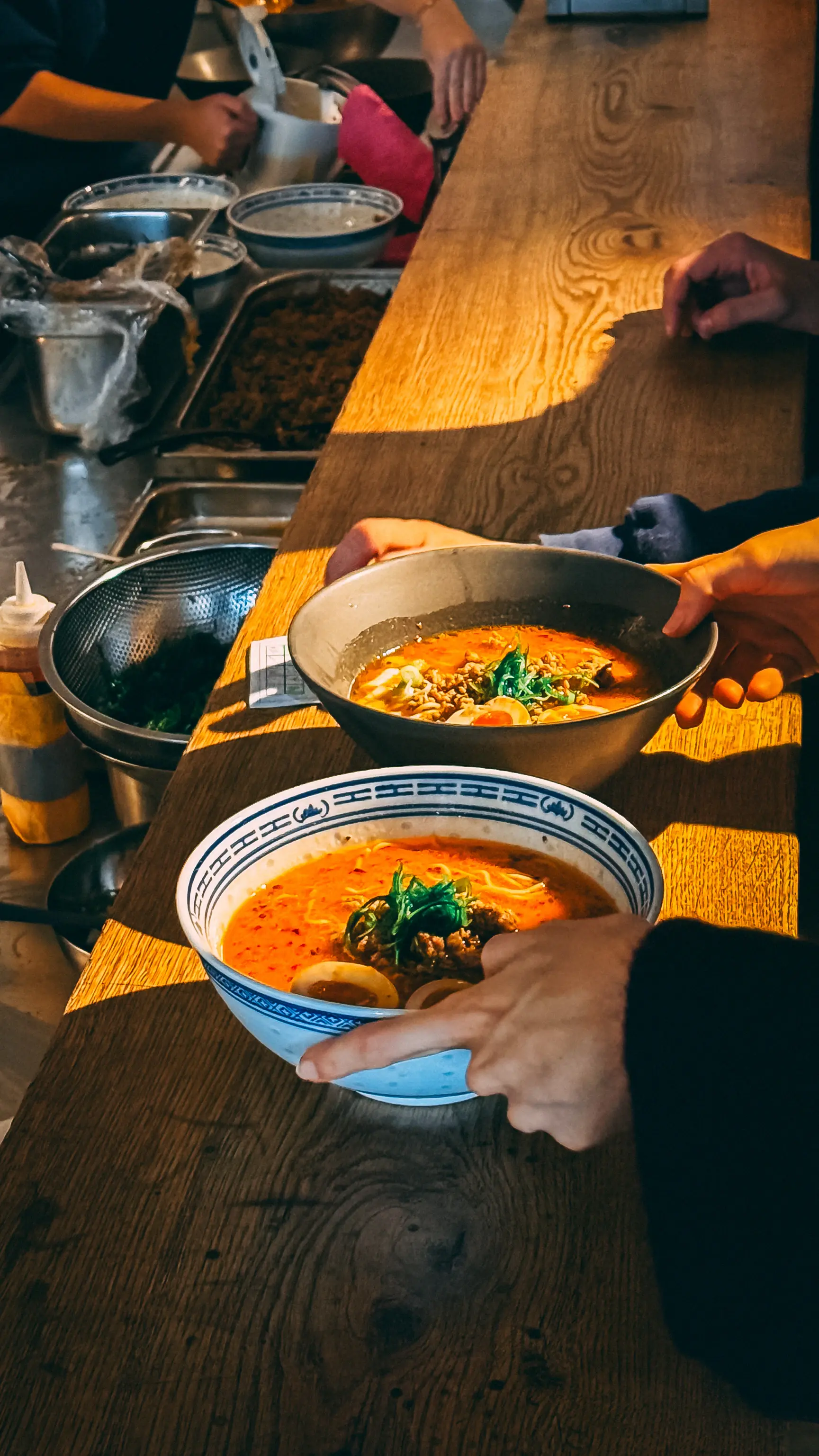 Tô ramen bốc khói tại quầy ăn nhỏ ấm cúng ở Nhật