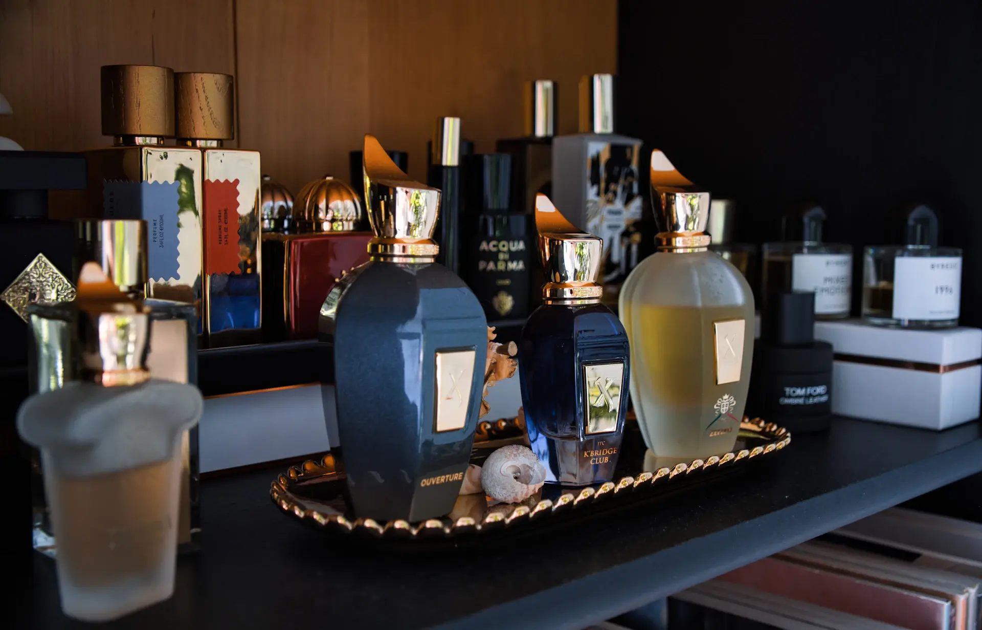 Desk setup với tea set luxury