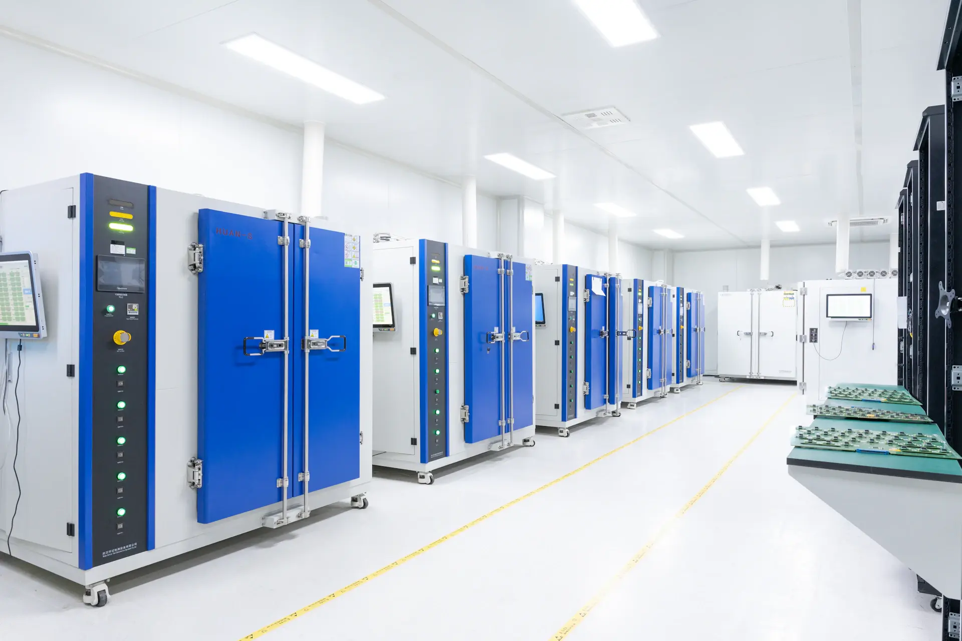 Cận cảnh vi mạch bán dẫn và thiết bị nghiên cứu công nghệ chiều sâu tại phòng lab