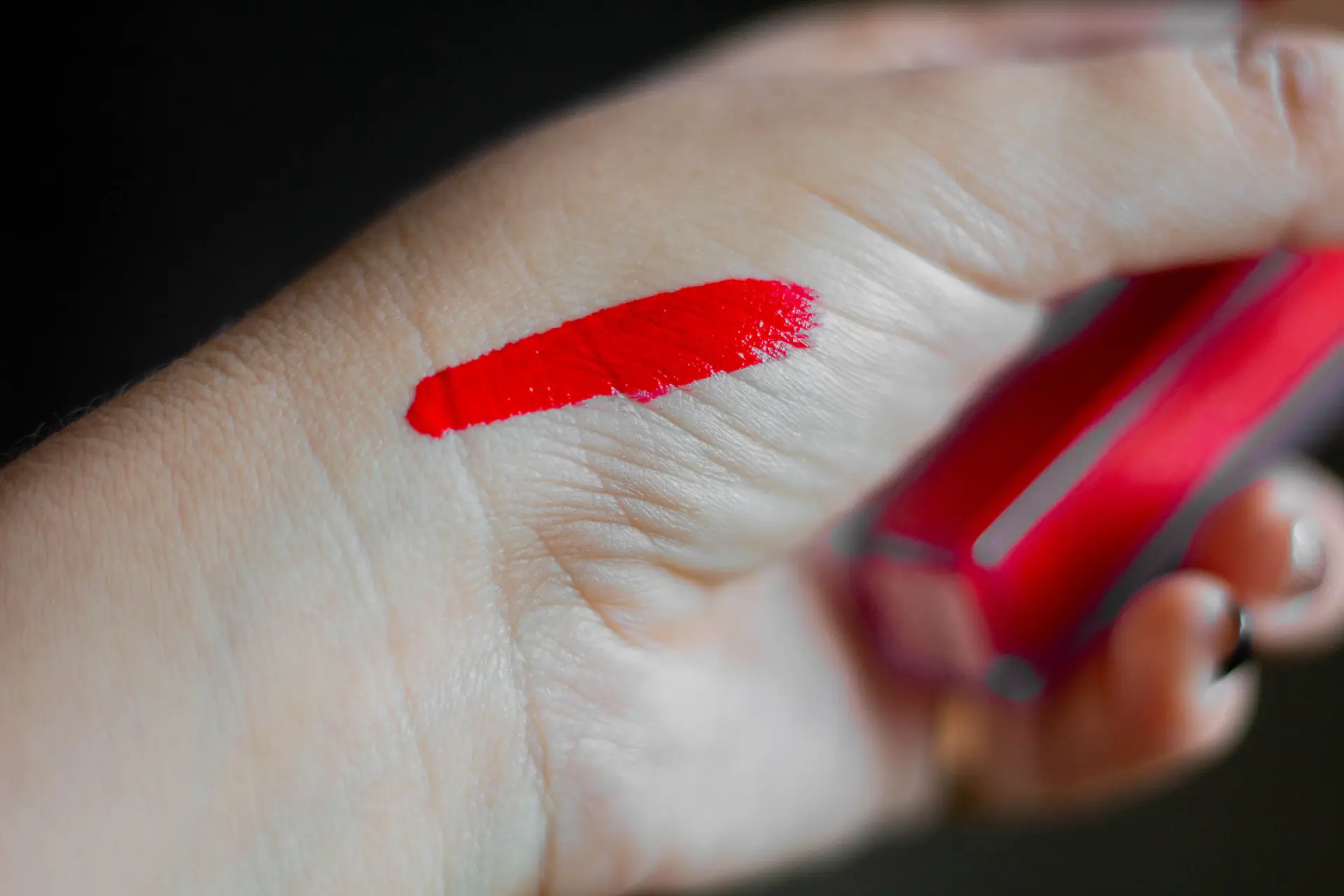 Test swatch son trên cánh tay model nhiều tone da