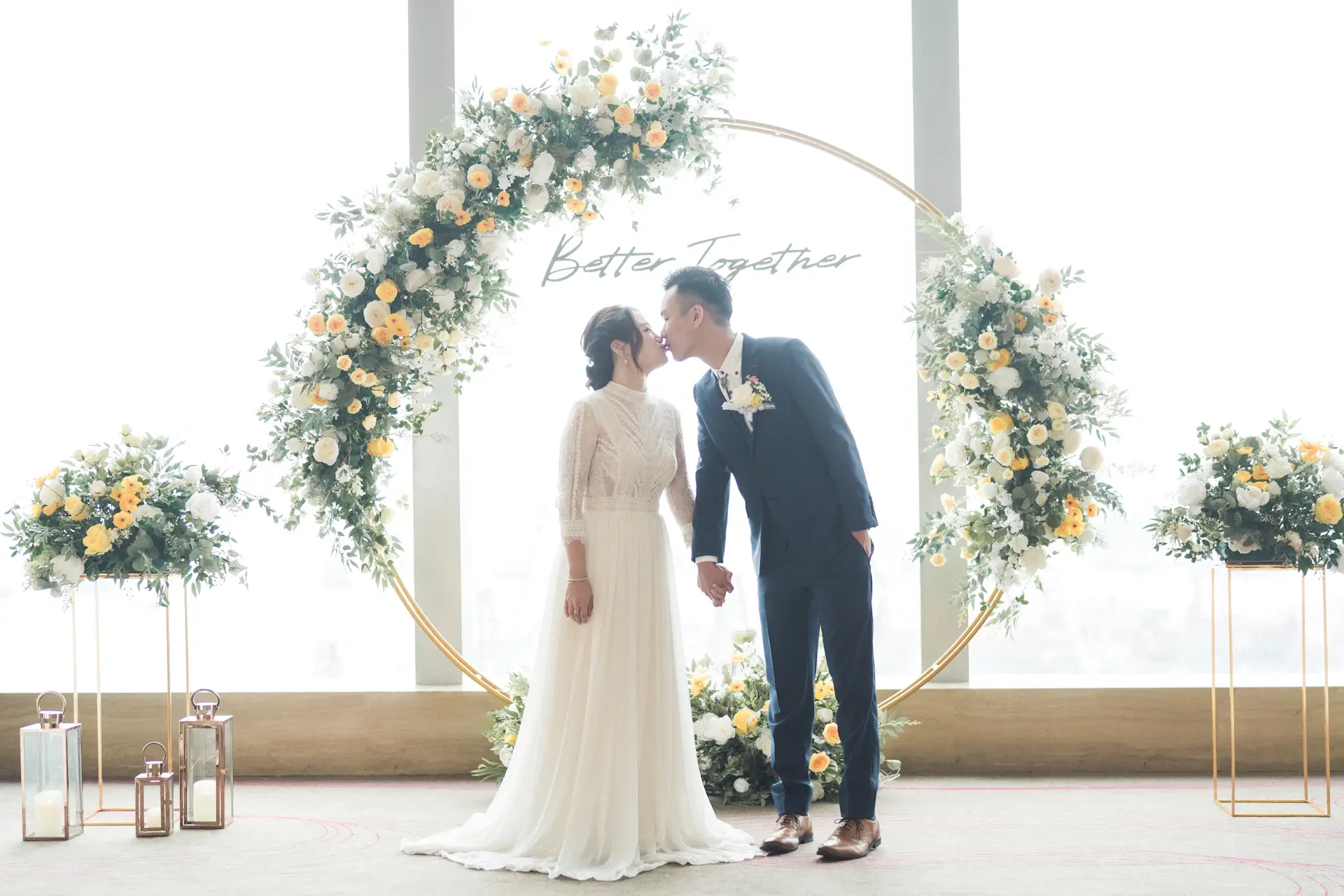 Cô dâu chú rể trao lời thề dưới vòm hoa bạch hồng