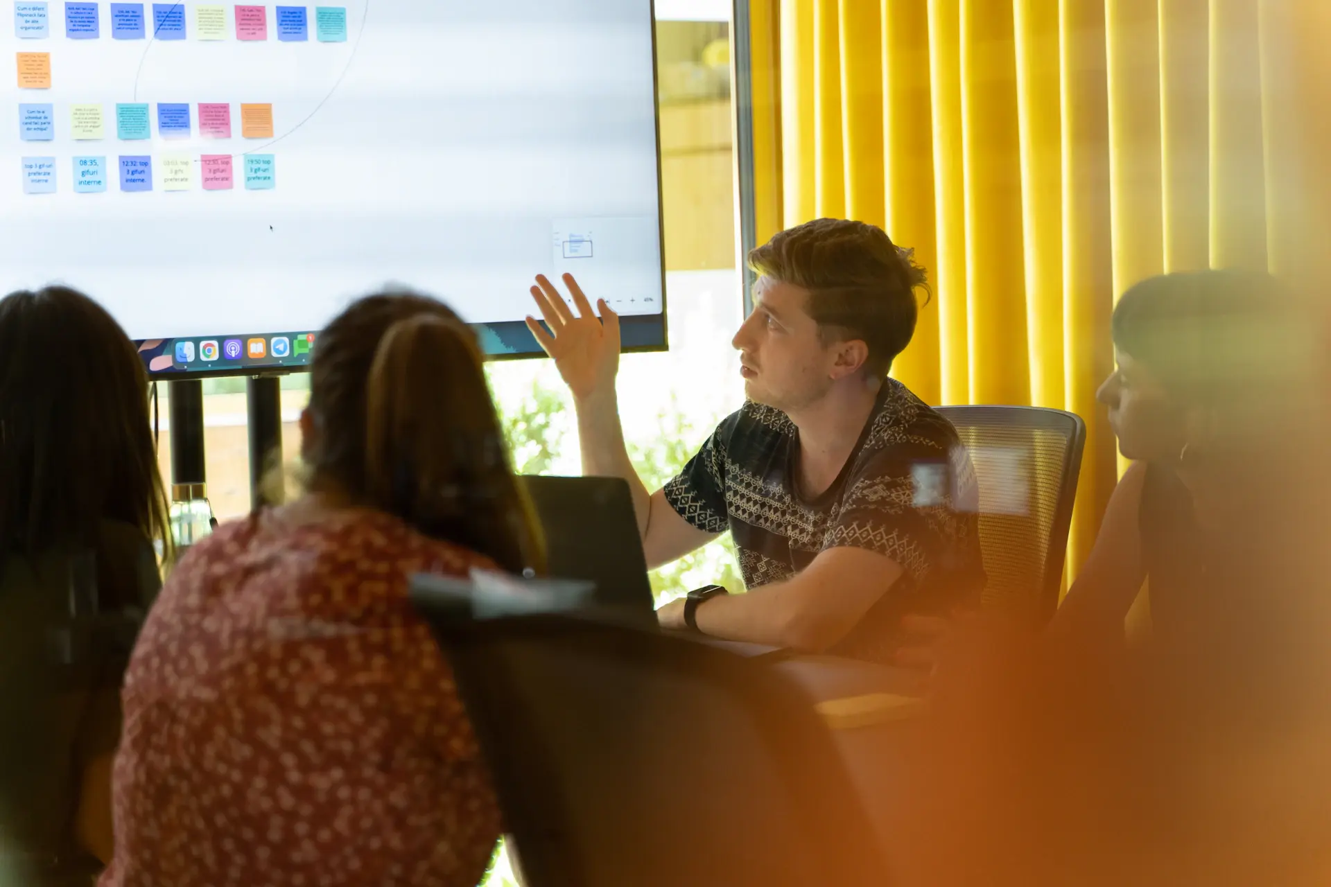 Advisor presenting to a family during an information evening