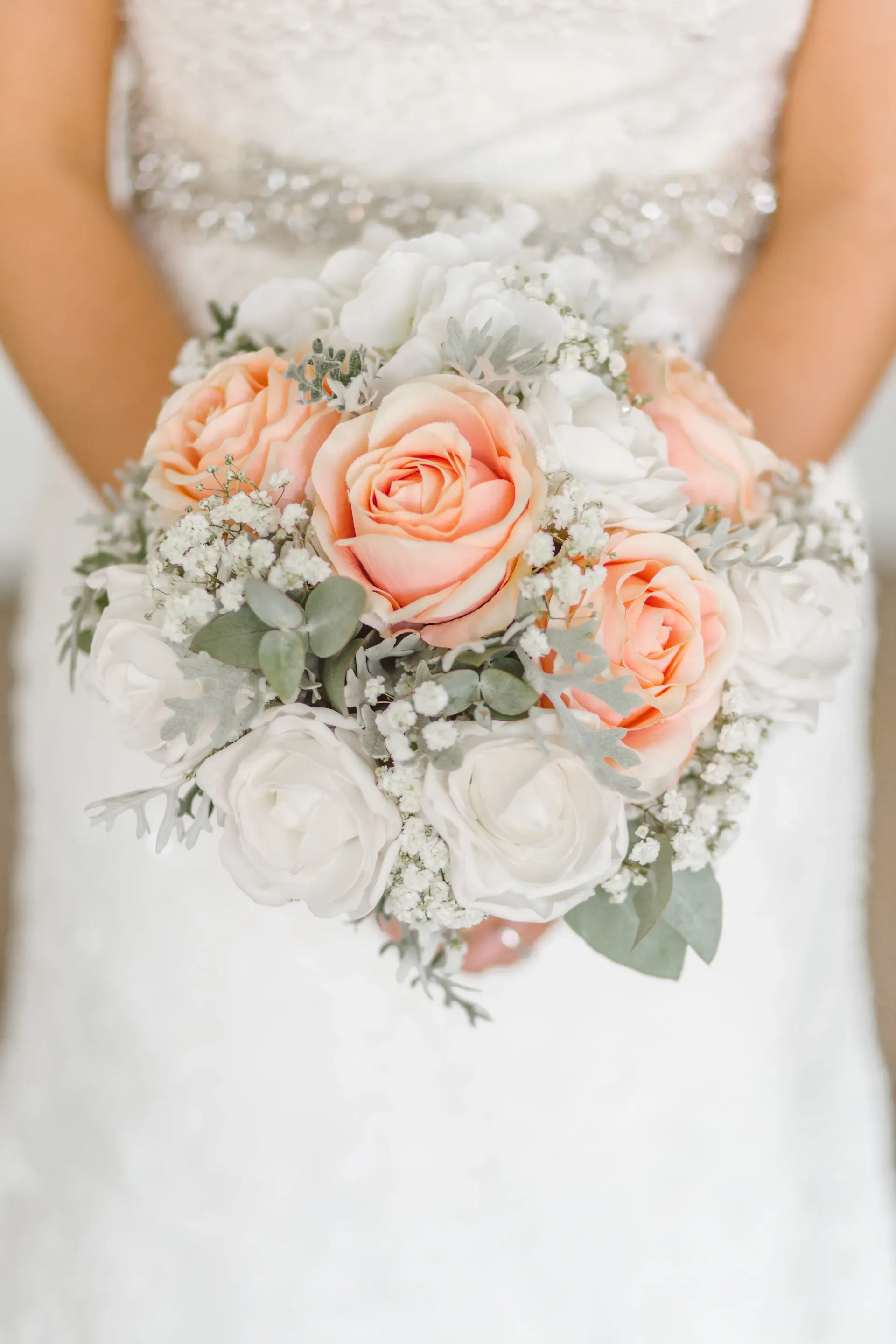 Romantic rose wedding table arrangement