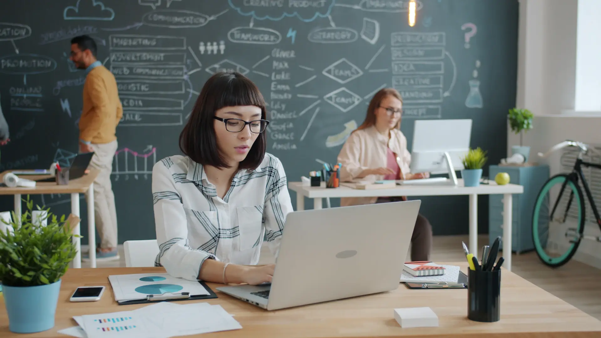 Nhóm founder AI làm việc cùng mentor trong buổi sprint