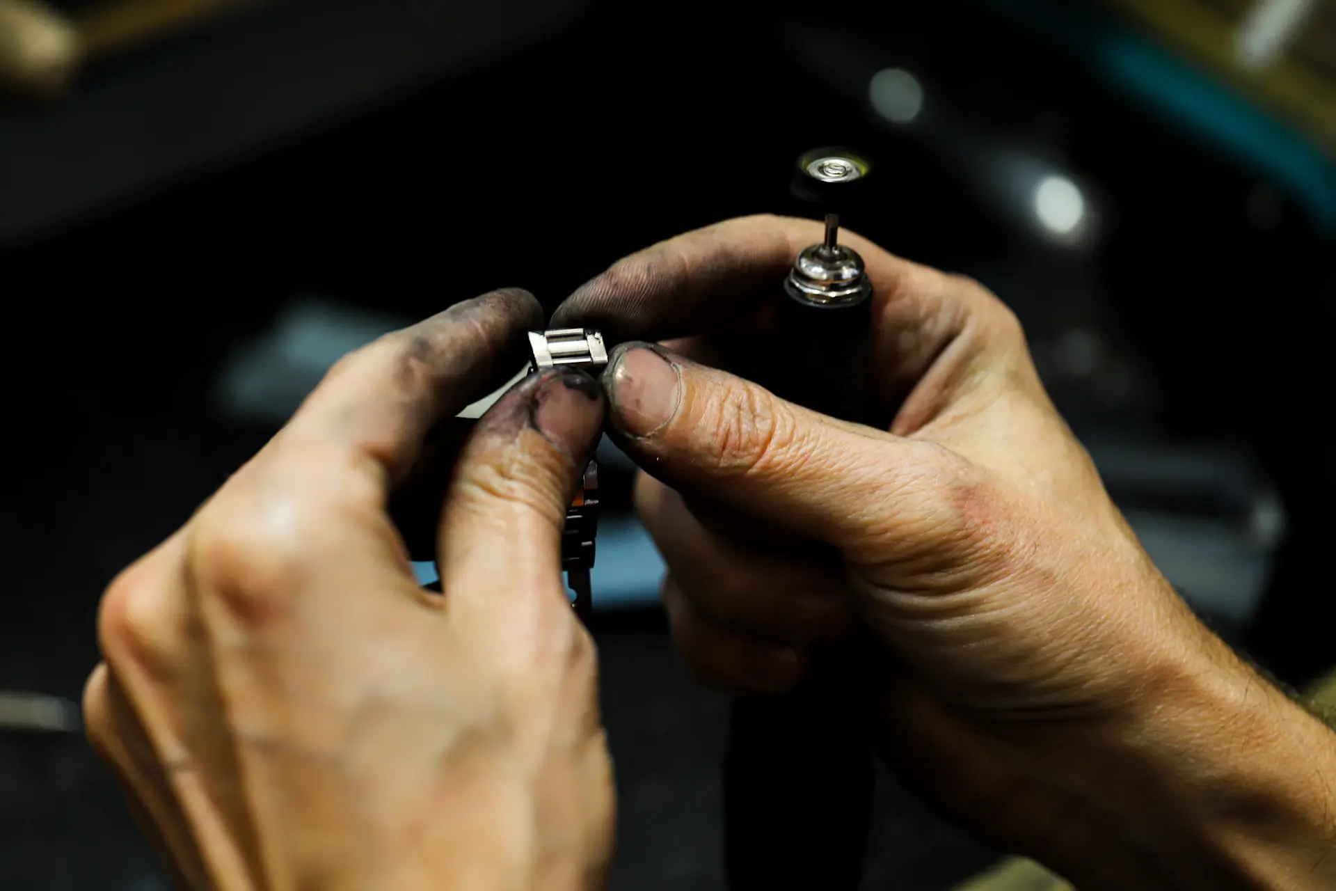 Bà Lê Thanh Mai đang gắn lại viên kim cương cổ vào khung vàng mới tại atelier