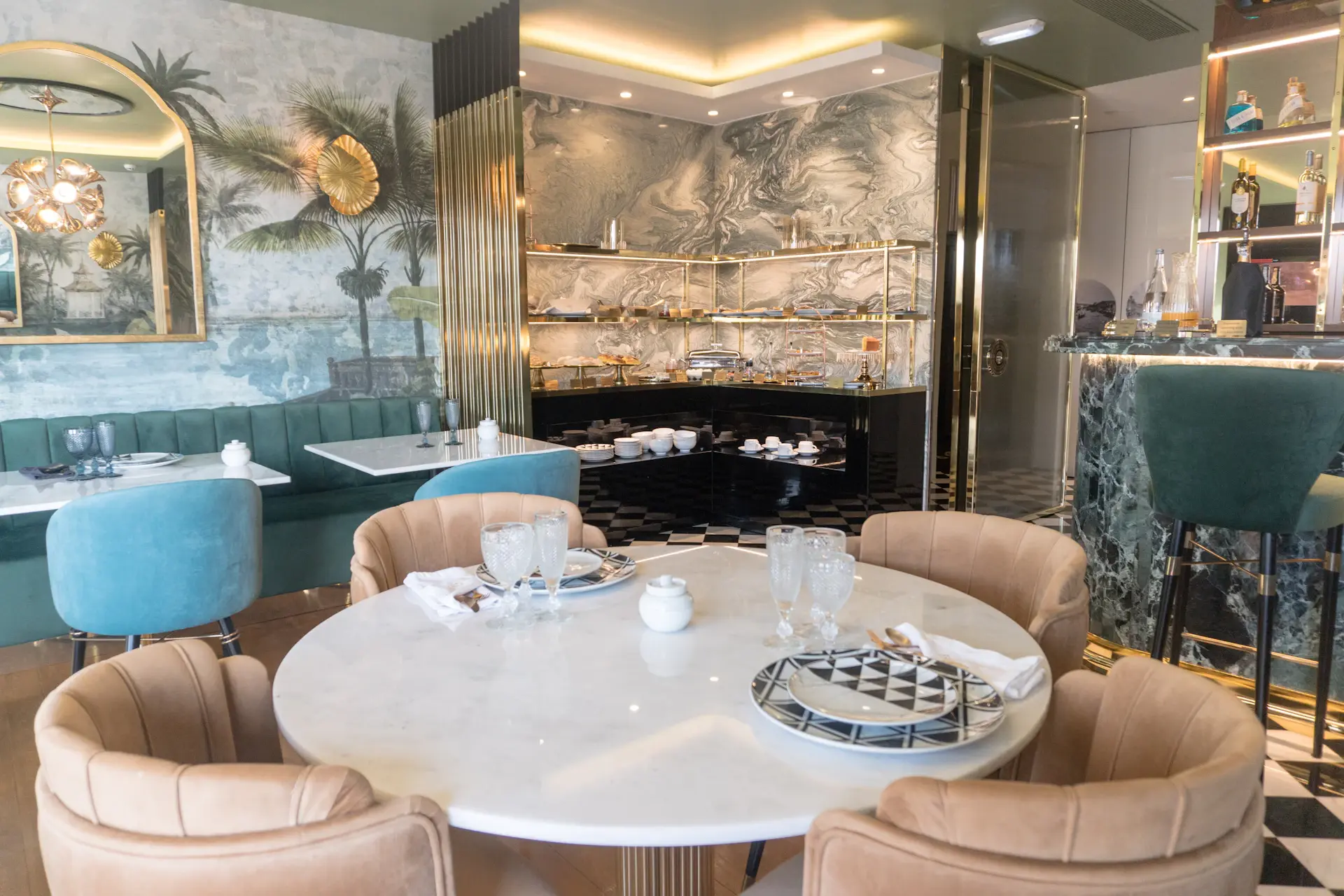 Không gian boutique LuxDiamond với ánh đèn warm và nội thất champagne