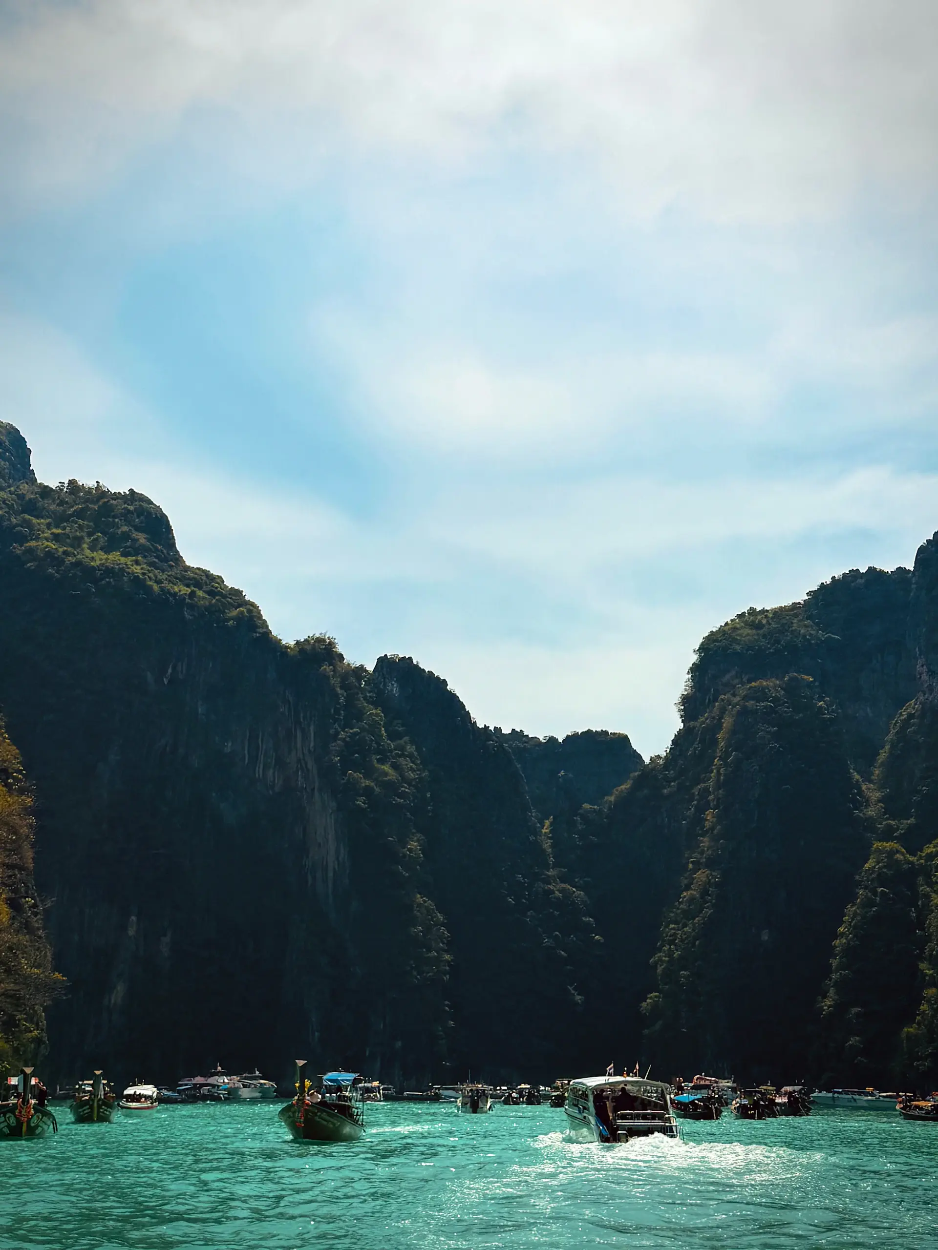 Du thuyền riêng đưa khách qua vịnh Ninh Vân đến An Lam Retreats