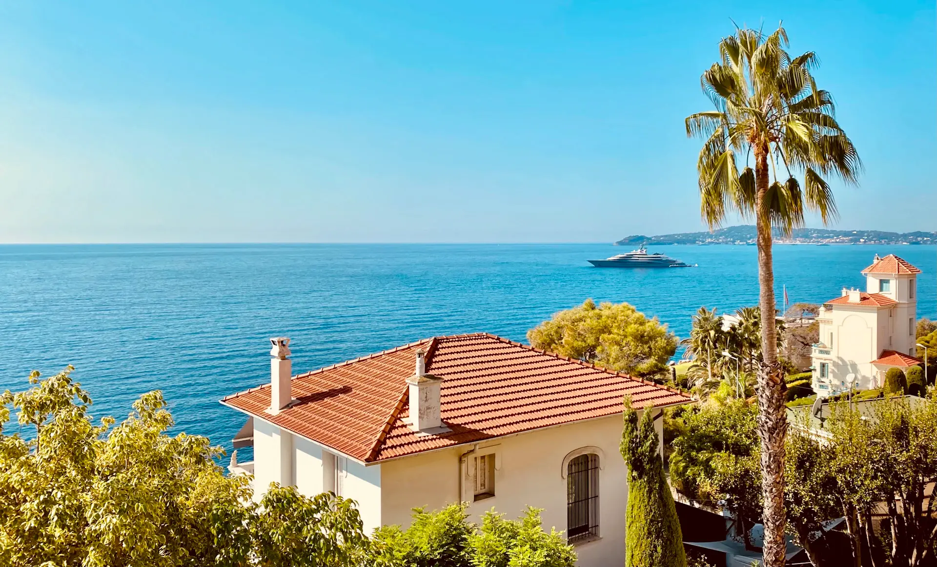 Modernist villa with horizontal planes meeting the sea