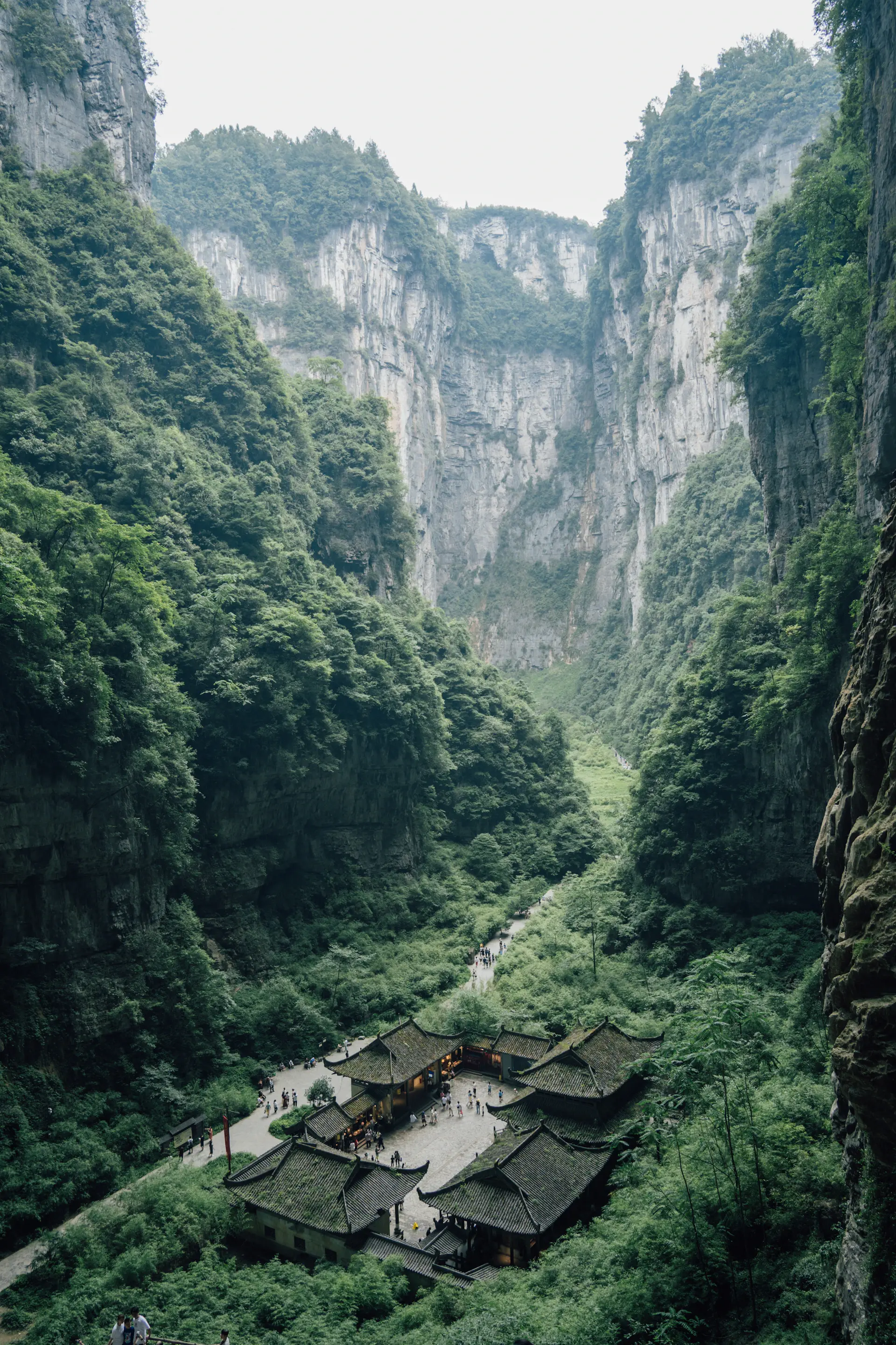 Phượng Hoàng cổ trấn bên dòng Đà Giang lúc hoàng hôn