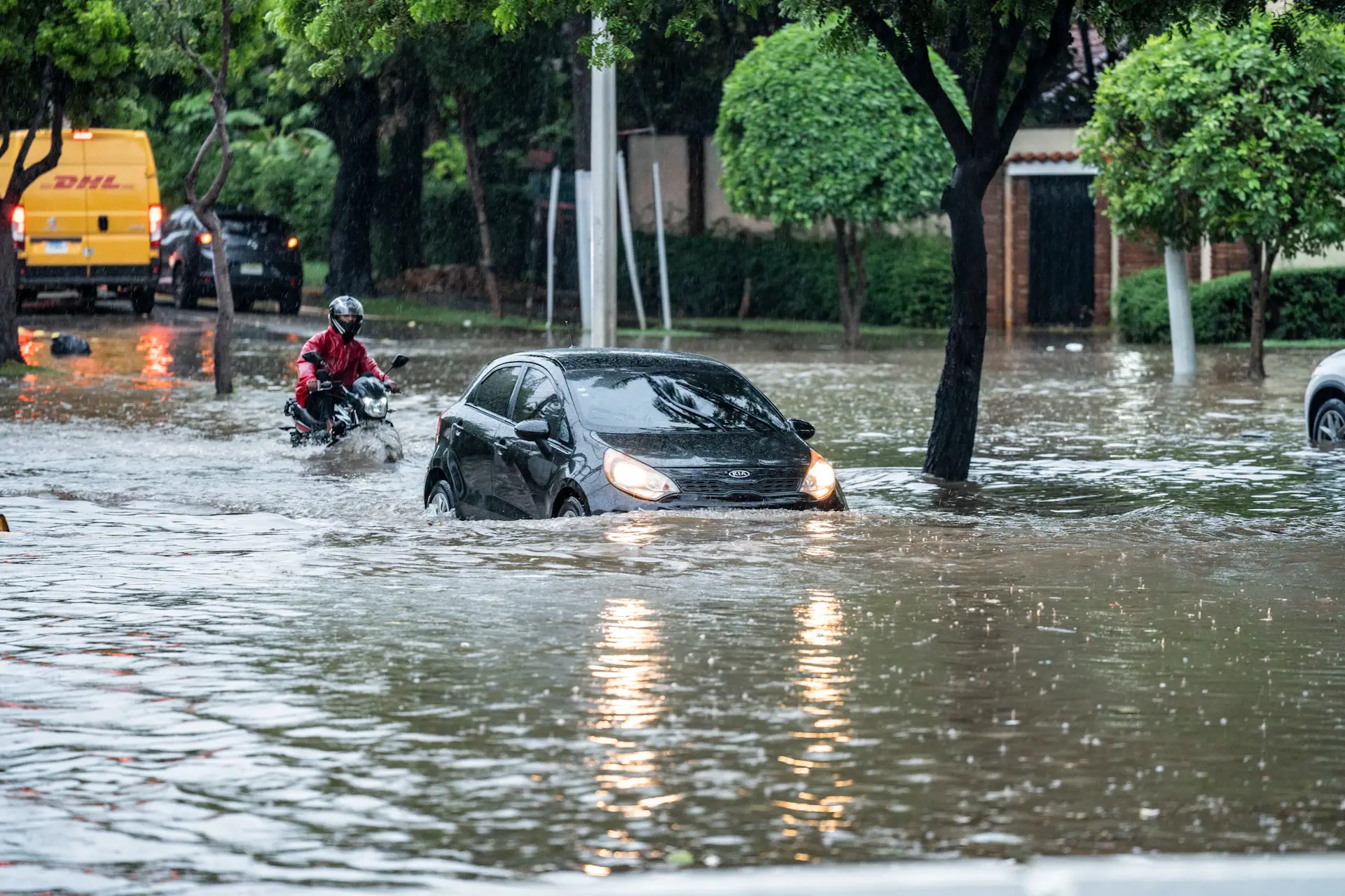 Thành viên đội ứng phó hỗ trợ người cao tuổi di chuyển khỏi khu vực ngập trong đêm